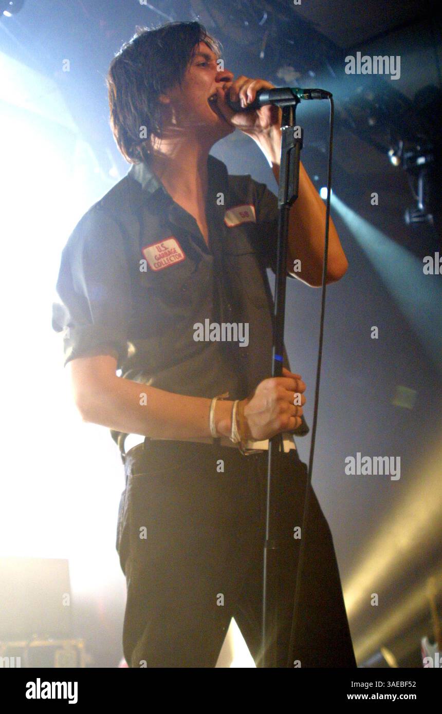 Oktober 2003; Hollywood, CA, USA; JULIAN CASABLANCAS von The Strokes tritt live im Palladium auf. (Bild: Karl Larsen/ZUMAPRESS.com) Stockfoto