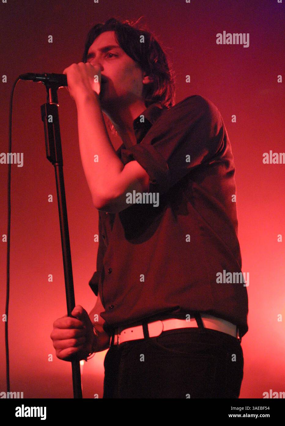 Oktober 2003; Hollywood, CA, USA; JULIAN CASABLANCAS von The Strokes tritt live im Palladium auf. (Bild: Karl Larsen/ZUMAPRESS.com) Stockfoto