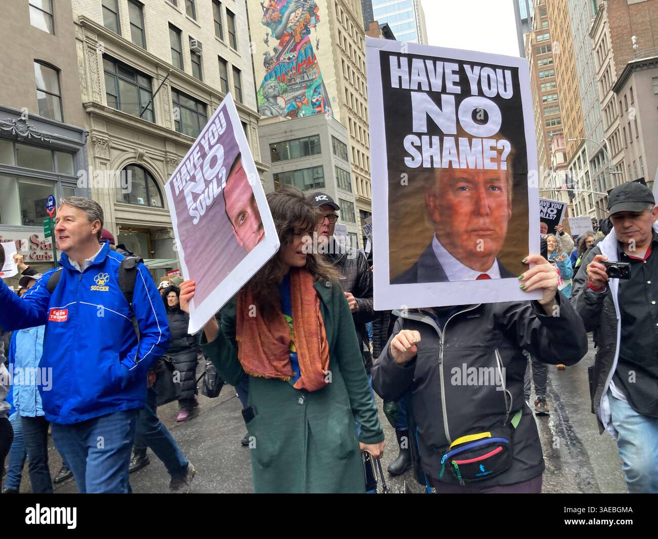 Tausende Demonstranten marschieren am Samstag, den 5. April 2025, die Fifth Avenue in New York hinunter, um gegen die Aushöhlung der Regierungsdienste durch Präsident Trump und DOGE zu protestieren. Der marsch und Protest mit dem Titel „Hand’s Off“ war einer von über 1400 in allen 50 staaten, an denen Millionen von Menschen beteiligt waren, die von einer Koalition von Gruppen organisiert wurden. (© Frances M. Roberts) Stockfoto