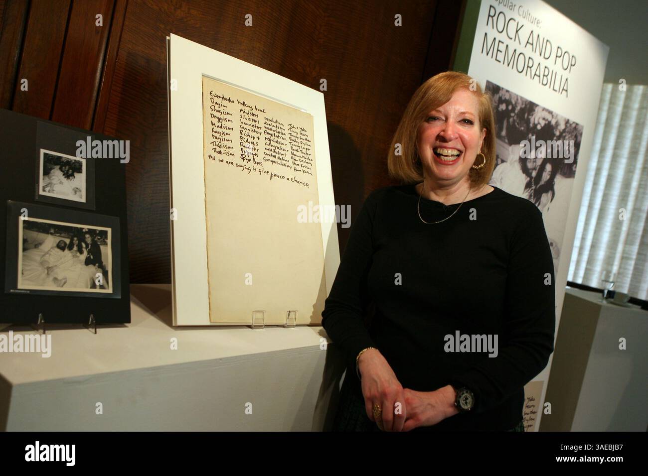 7. Mai 2008 - Manhattan, New York, USA - John Lennons Texte aus Give Peace A Chance werden aus der Sammlung des britischen Comedy-Schriftstellers und Moderators GAIL RENARD im Christie's in New York angeboten. Christie's South Kensington's Rock and Pop Memorabilia Sale am Donnerstag, 10. Juli 2008 in London (Kreditbild: Mariela Lombard/ZUMAPRESS.com) Stockfoto