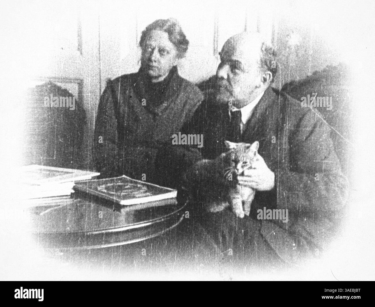 19. Dezember 2007 - Moskau, Sowjetunion - AKTE: 1920 Wladimir Iljitsch Uljanow besser bekannt unter dem Namen Lenin oder WLADIMIR LENIN (22. April 1870 C 21. Januar 1924), war ein russischer Revolutionär, ein kommunistischer Politiker, der Hauptführer der Oktoberrevolution, der erste Führer der Sozialistischen Sowjetrepublik Russland und ab 1922 der erste de-facto-Führer der Sowjetunion. Er war der Schöpfer des Leninismus, einer Erweiterung der marxistischen Theorie. IM BILD: Wladimir Lenin und Nadejda Krupskaja. Ein Kader aus einem Film (Bild: Mariela Lombard/ZUMAPRESS.com) Stockfoto