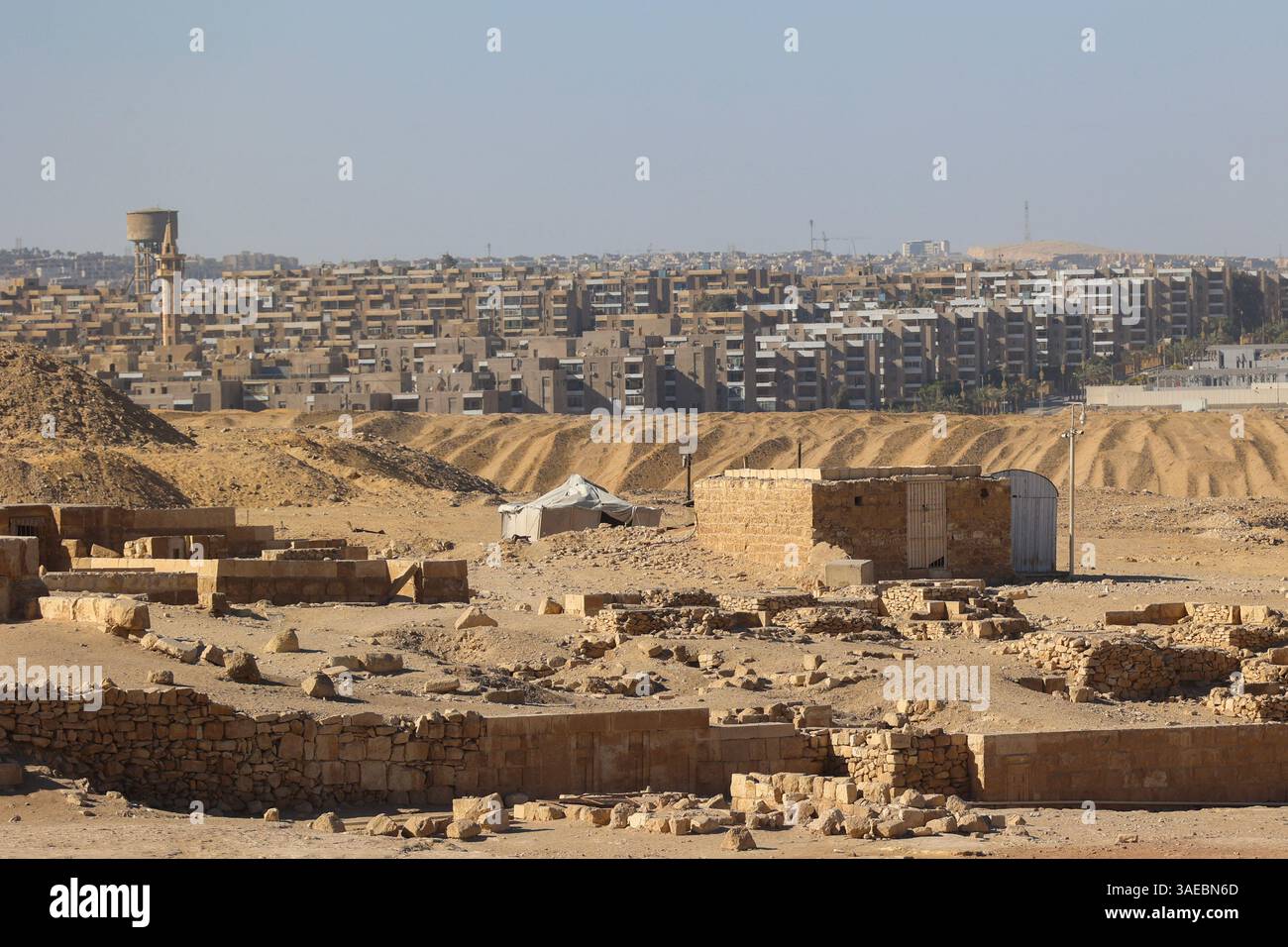 Blick auf das Wohngut und die städtische Entwicklung von Kairo von der Großen Pyramide von Gizeh Stockfoto