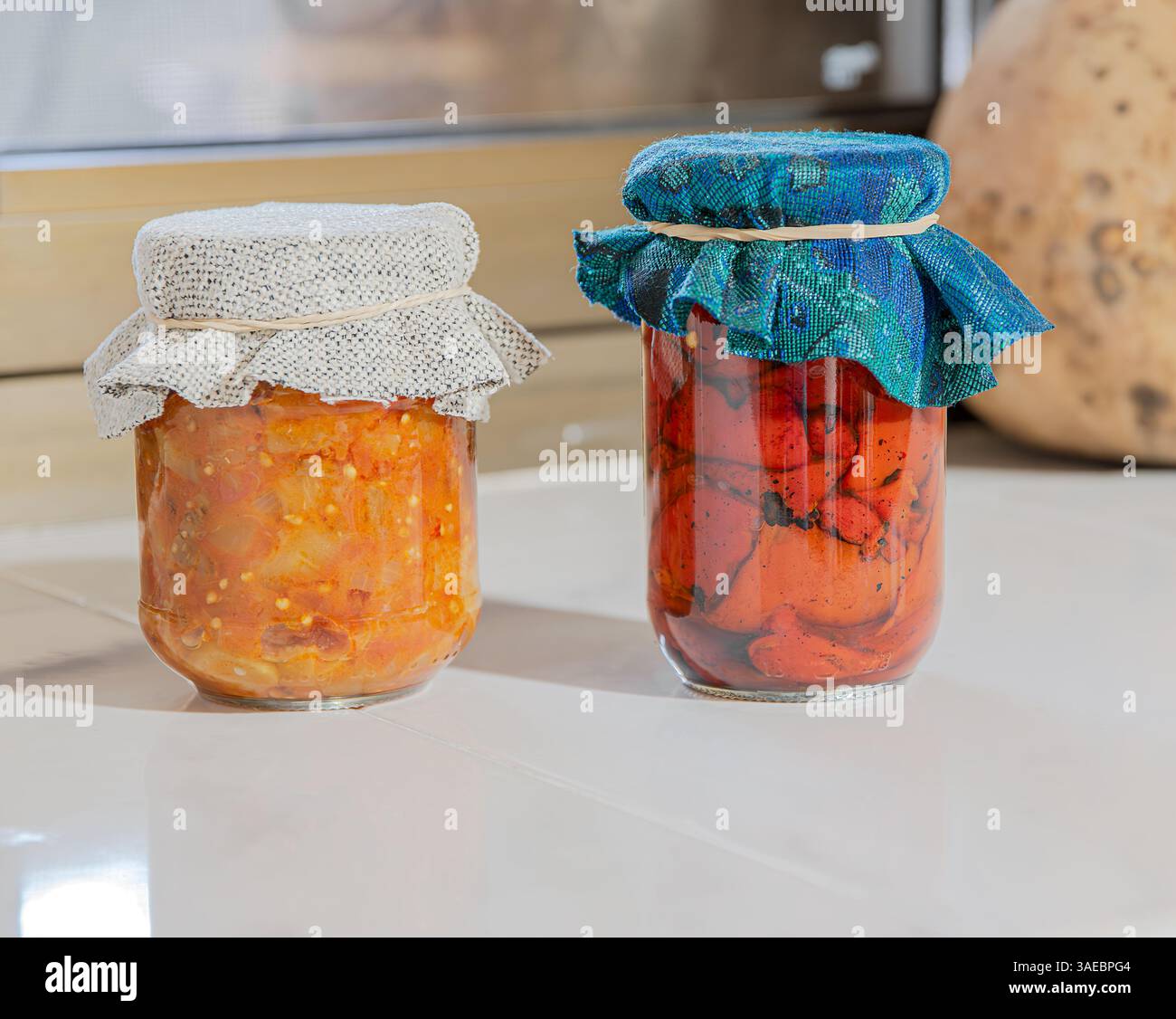 Einmachgläser mit gebratenen Paprika und Ratatouille, traditionelle Aromen, Gourmet-Konfitüren. Stockfoto