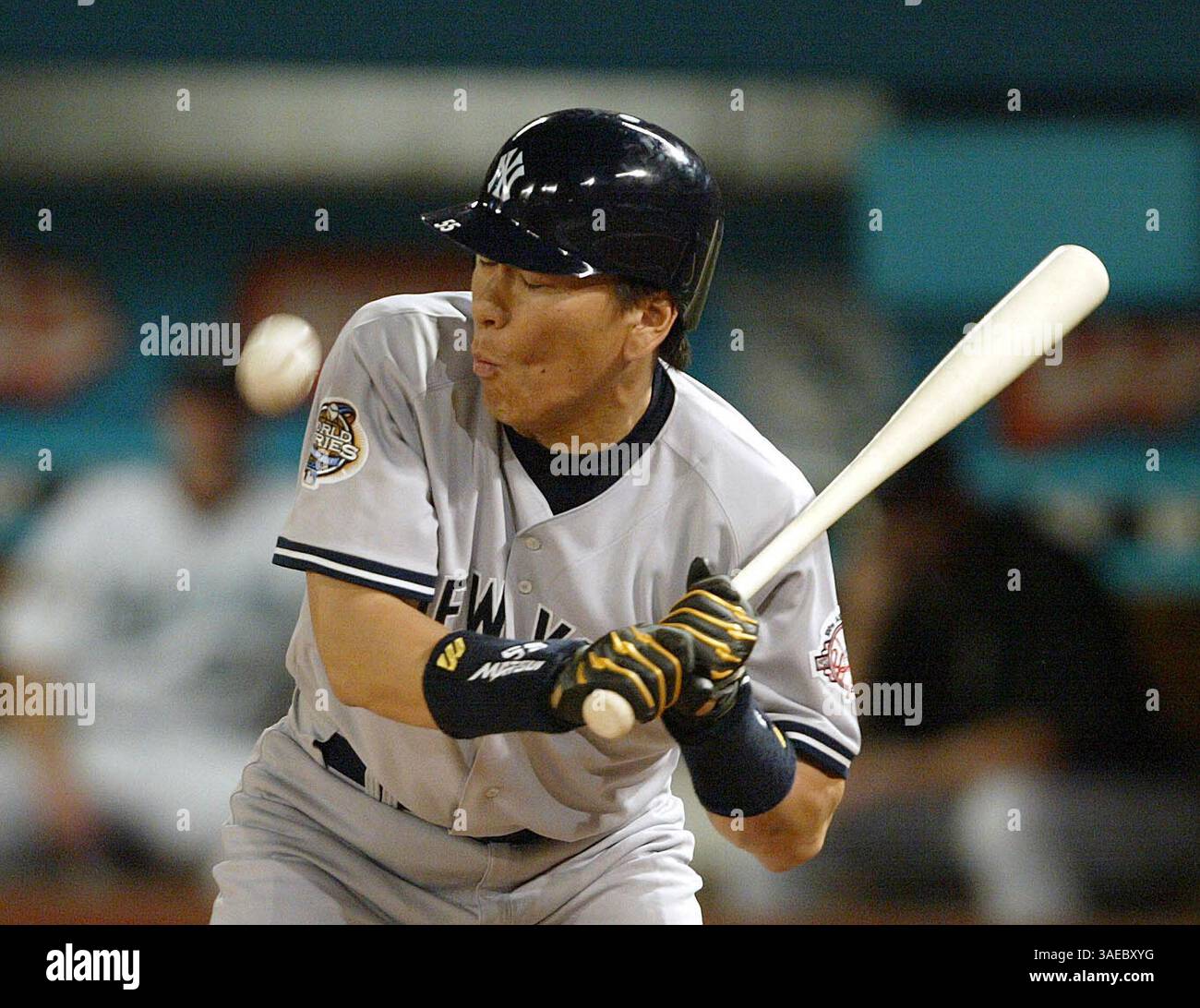 Oktober 2003; Miami, FL, USA; World Series Game #3 die Florida Marlins sind Gastgeber der New York Yankees. Yankees gewinnen Spiel 3 mit einem Ergebnis von 6:1, die Serie ist Yankees 2 und Marlins 1. HIDEKI MATSUI nimmt einen Ball von Josh Beckett. Matsui wurde später von einem Beckett-Pitch getroffen, um die Basen zu laden. (Bild: Miami Herald/ZUMAPRESS.com) Stockfoto