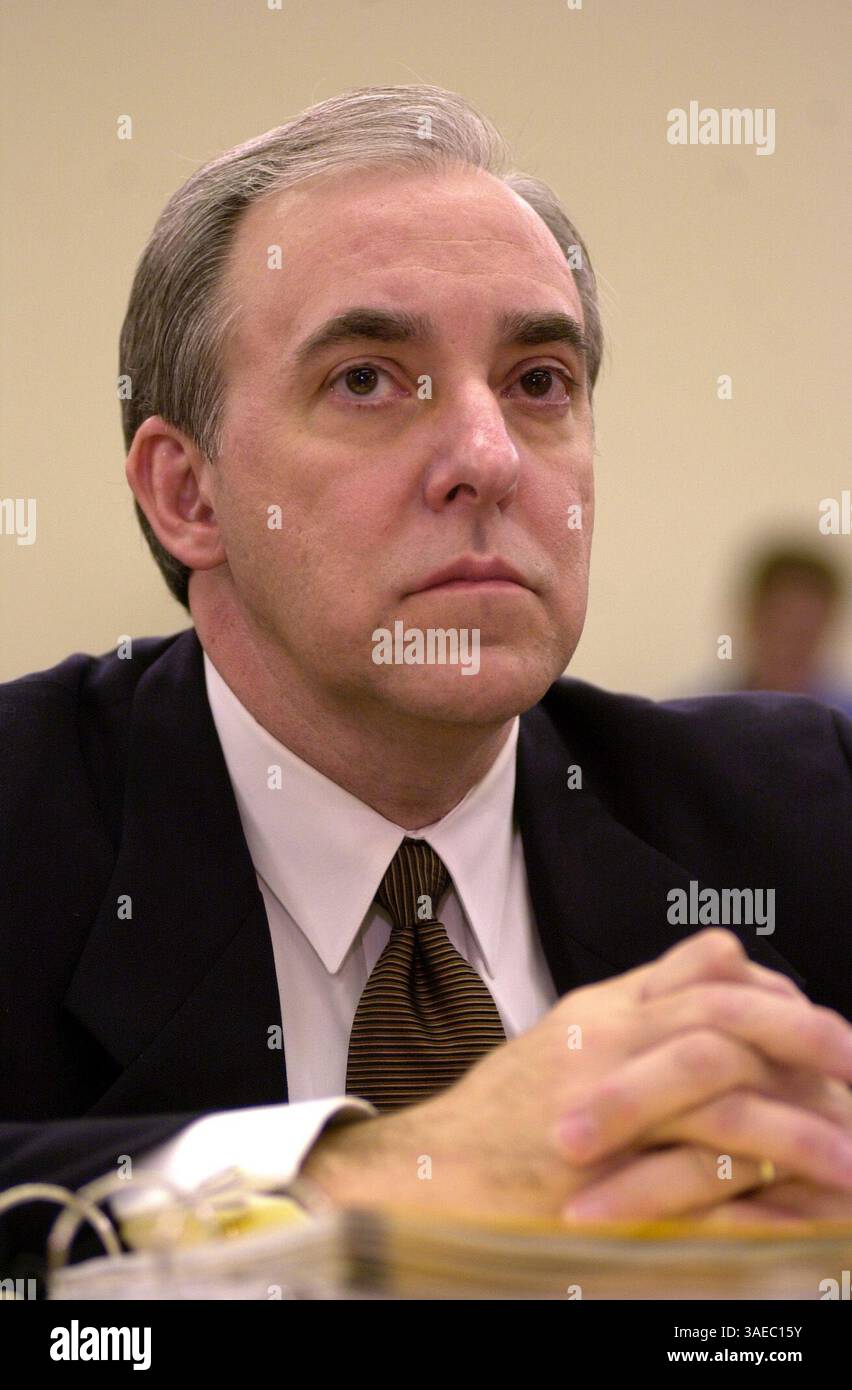 Februar 2002; Washington, DC, USA; THOMAS BAUER von Arthur Andersen sagt vor der Anhörung des House Oversight & Investigations SubCommittee aus, die Ergebnisse von Enrons Sonderuntersuchungskomitee auf Capitol Hill zu untersuchen. (Bild: Isaac Menashe/ZUMAPRESS.com) Stockfoto