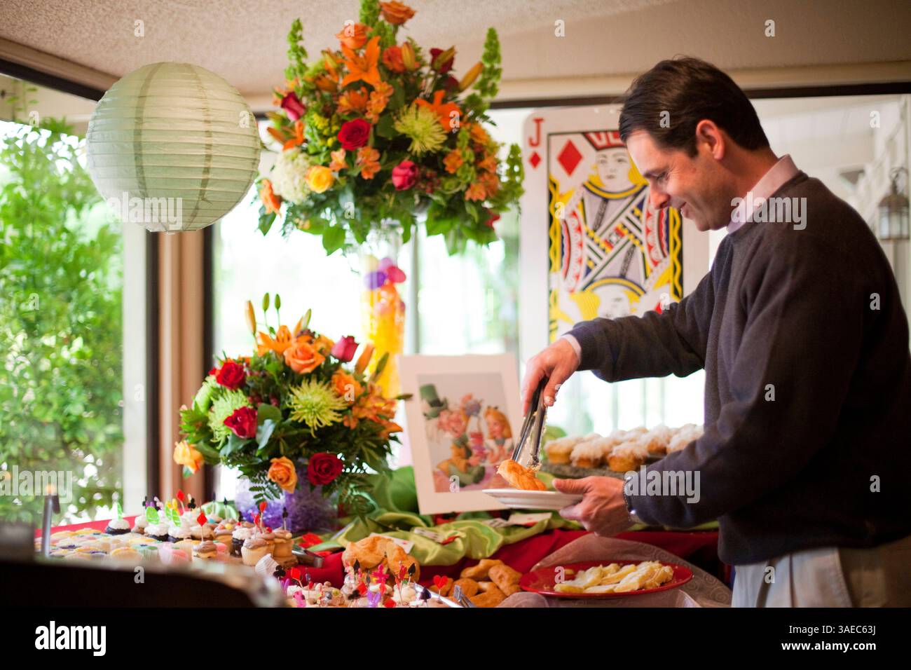 April 2010 - Ripon, Kalifornien, USA - ALISON YIN/ayin@modbee.com.David Delisle, 46, aus Ripon, genießt zu Ostern einen „Alice in Wonderland“-Brunch im Spring Creek Golf and Country Club Osterbrunch zu Ostern in Ripon, Kalifornien, Sonntag, 4. April 2010. Der Country Club dachte, Alice in Wonderland wäre das perfekte Thema, um Ostern zu feiern. Die Kellner waren als verschiedene Charaktere aus dem Buch/Film gekleidet und der Club war mit allen möglichen Alice in Wonderland-Utensilien dekoriert (Credit Image: Modesto Bee/ZUMAPRESS.com). Stockfoto
