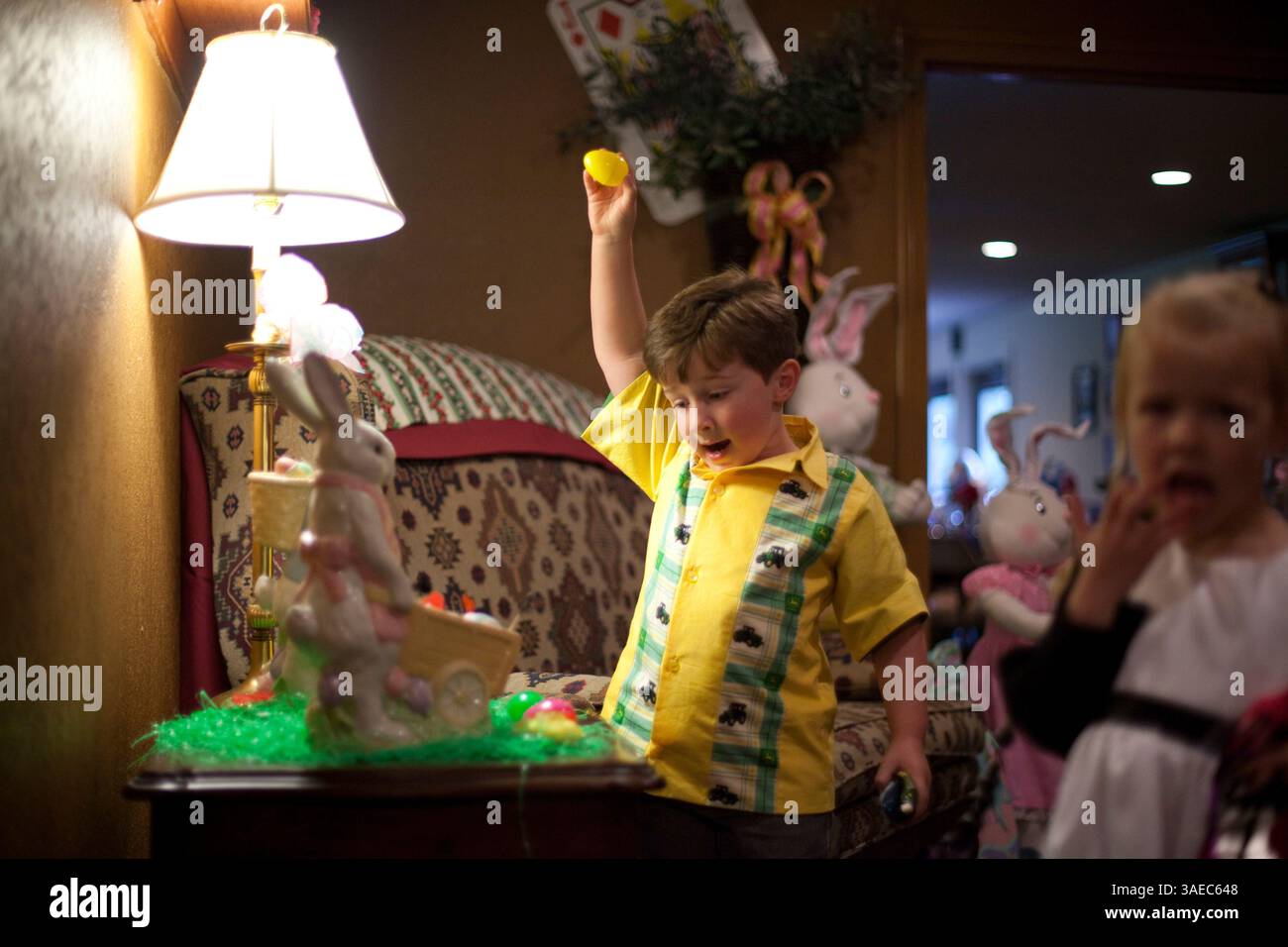 April 2010 - Ripon, California, USA - ALISON YIN/ayin@modbee.com.Bryce Bramble, 5, aus Modesto, schüttelt ein gefundenes Ei, um zu sehen, ob es etwas darin gibt, während Sie einen Osterbrunch mit Alice in Wonderland im Spring Creek Golf and Country Club in Ripon, Kalifornien, Sonntag, 4. April 2010 besuchen (Bild: Modesto Bee/ZUMAPRESS.com) Stockfoto