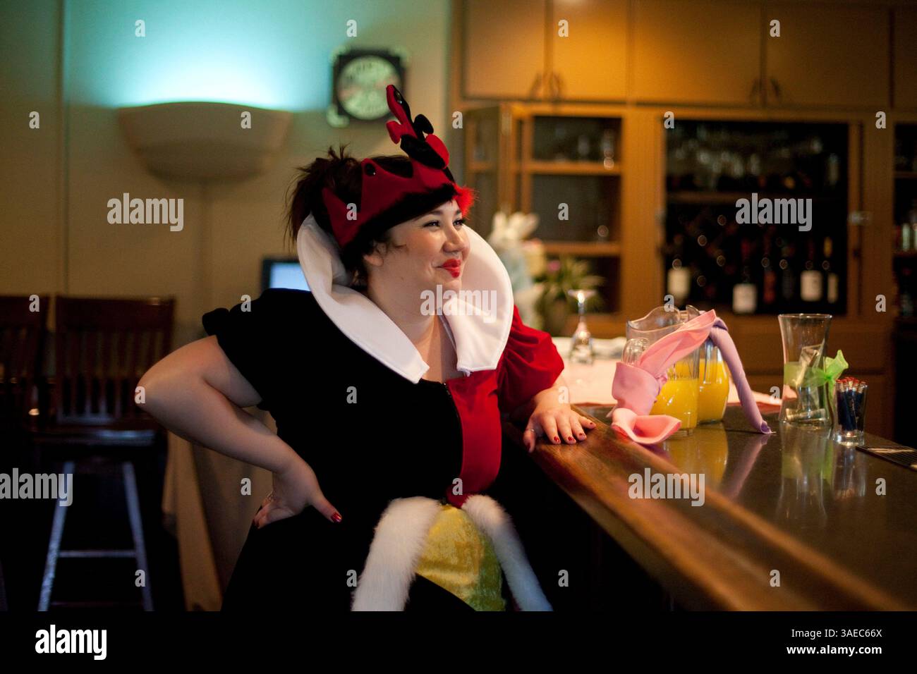 April 2010 - Ripon, Kalifornien, USA - ALISON YIN/ayin@modbee.com.Jillian Martinez, 20, aus Manteca, ist ein Lächeln, während sie Mitglieder des Spring Creek Golf and Country Club serviert, die als Königin der Herzen für den Osterbrunch mit Alice im Wunderland-Thema in Ripon, Kalifornien, am Sonntag, 4. April 2010 gekleidet sind. Kellner waren als verschiedene Charaktere aus dem Buch/Film gekleidet, und der Club war mit allen möglichen Alice-in-Wonderland-Utensilien dekoriert (Bild: Modesto Bee/ZUMAPRESS.com) Stockfoto