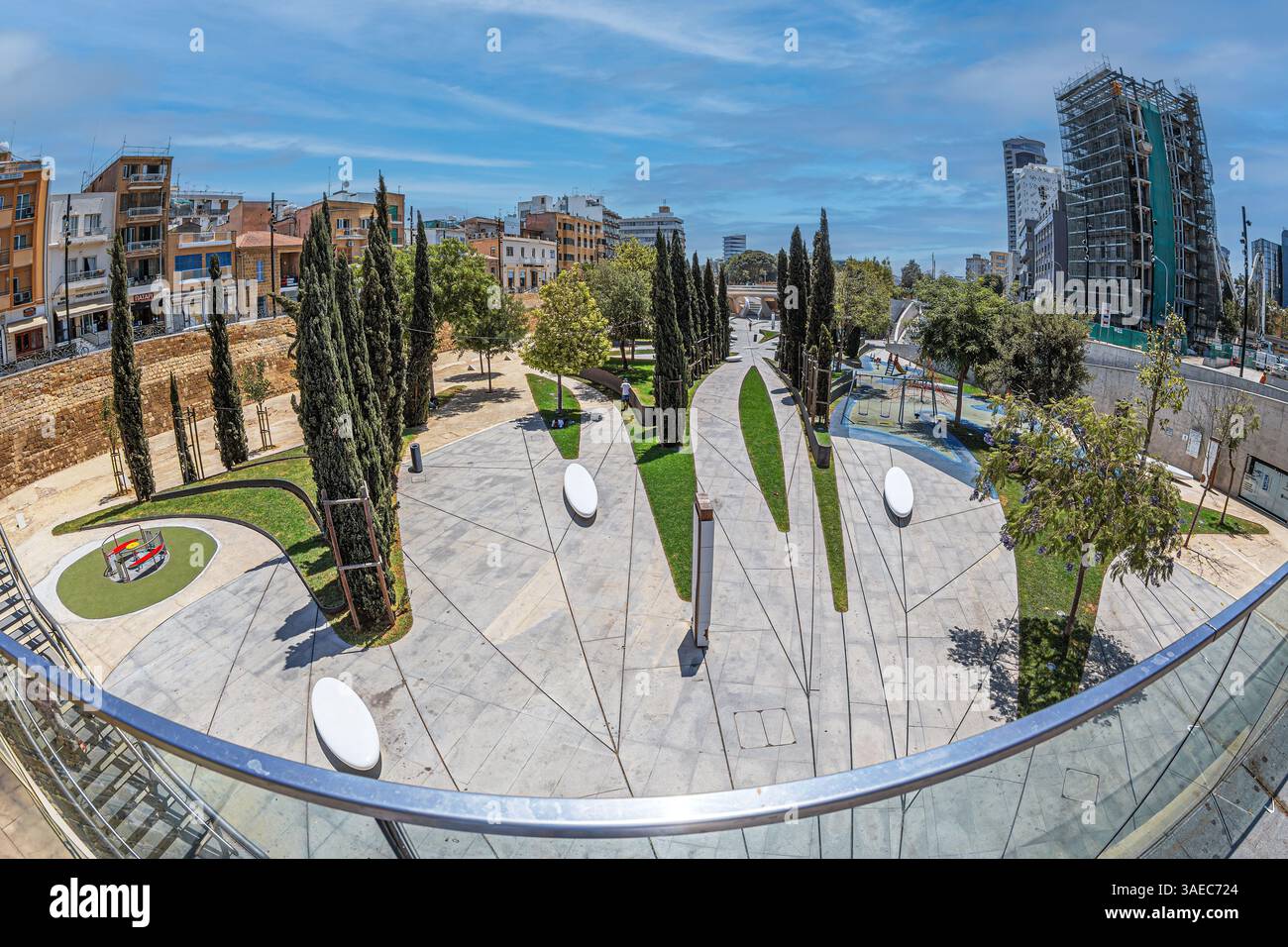 NICOSIA, ZYPERN - 18. JUNI 2024: Eleftheria Square, oder Liberty Square, entworfen von Zaha Hadid Architects, ein Drehkreuz für kulturelle Aktivitäten und seine Gestaltung Stockfoto