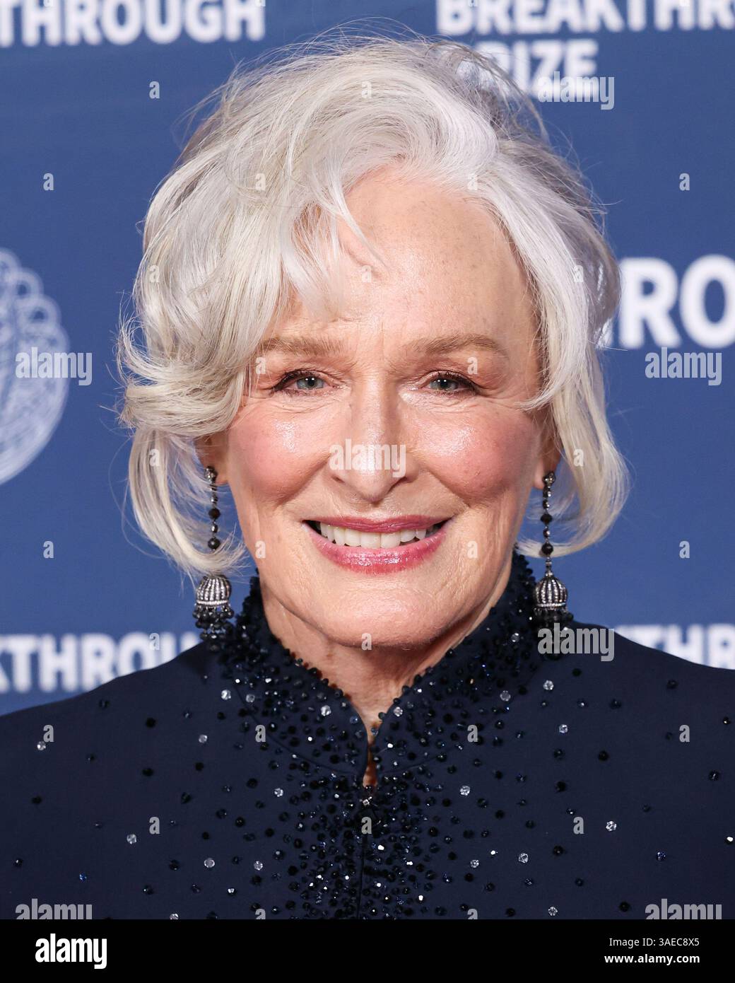 SANTA MONICA, LOS ANGELES, KALIFORNIEN, USA - 5. APRIL: Glenn Close trägt Giorgio Armani, Roger Vivier Schuhe und Neil Lane Schmuck und kommt zur 11. Jährlichen Durchbruchpreiszeremonie 2025, die am 5. April 2025 im Barker Hangar in Santa Monica, Los Angeles, Kalifornien, USA, stattfand. (Foto: Xavier Collin/Image Press Agency) Stockfoto