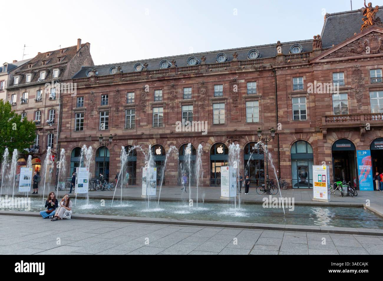 STRASSBURG, FRANKREICH - 19. SEPTEMBER 2024: Brunnen auf dem Place Kleber in Straßburg, Frankreich Stockfoto
