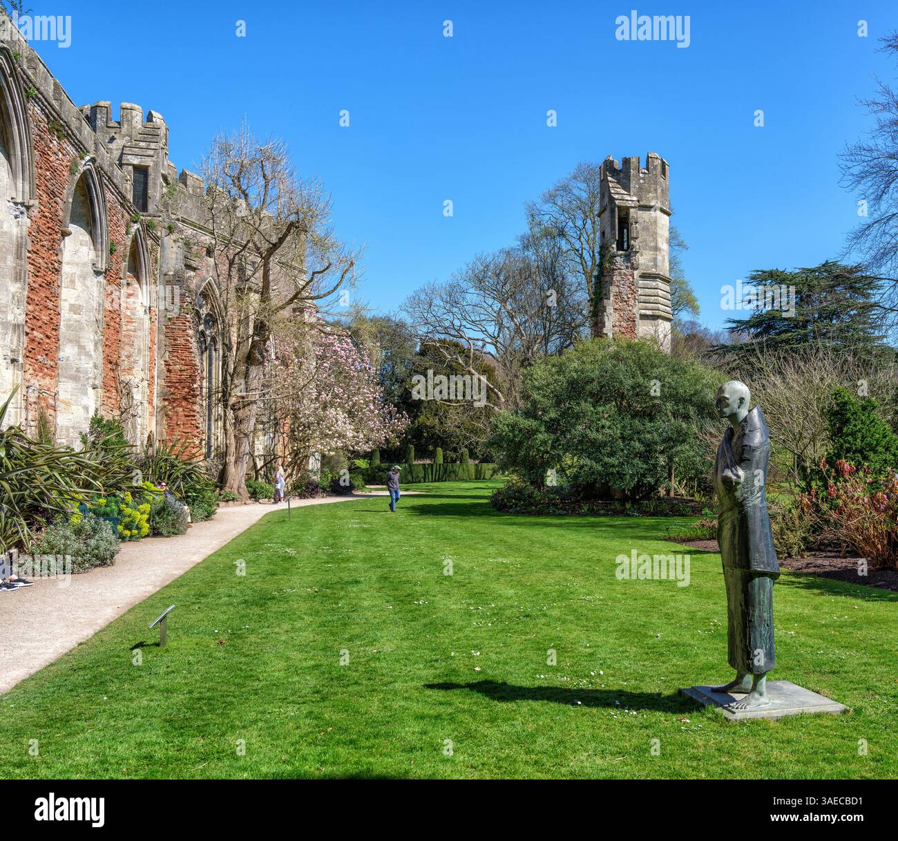 David Backhouse's Skulptur der Pilger in den Gärten des Bishop's Palace auf dem Gelände der Wells Cathedral in Somerset UK Stockfoto