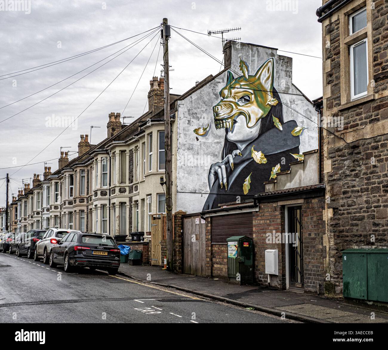 Eine Straße in Bristol, der Graffiti-Hauptstadt Großbritanniens, mit einer glamourösen Frau, die als Wolf getarnt ist Stockfoto