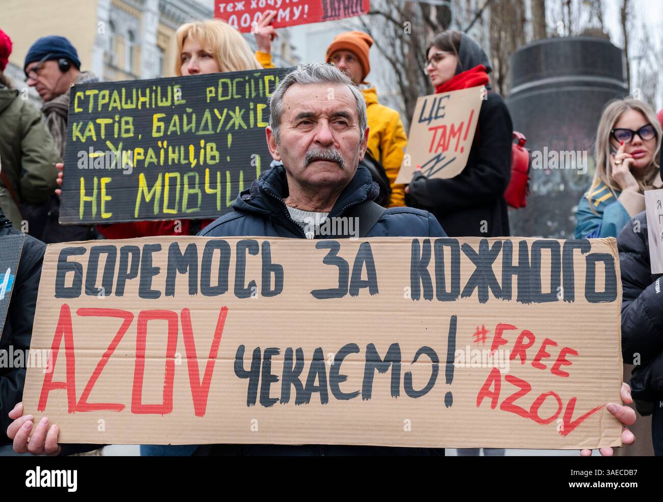 Kiew, Ukraine - 6. April 2025: Die Teilnehmer kommen in ZentralKiew zusammen, um die Freilassung der asowschen Verteidiger zu fordern. Sie zeigen Solidarität mit ukrainischen Kriegsgefangenen in den anhaltenden Konflikten. Text "für alle kämpfen, Asow - wir warten" . Quelle: Artem Hvozdkov / Alamy Live News Stockfoto