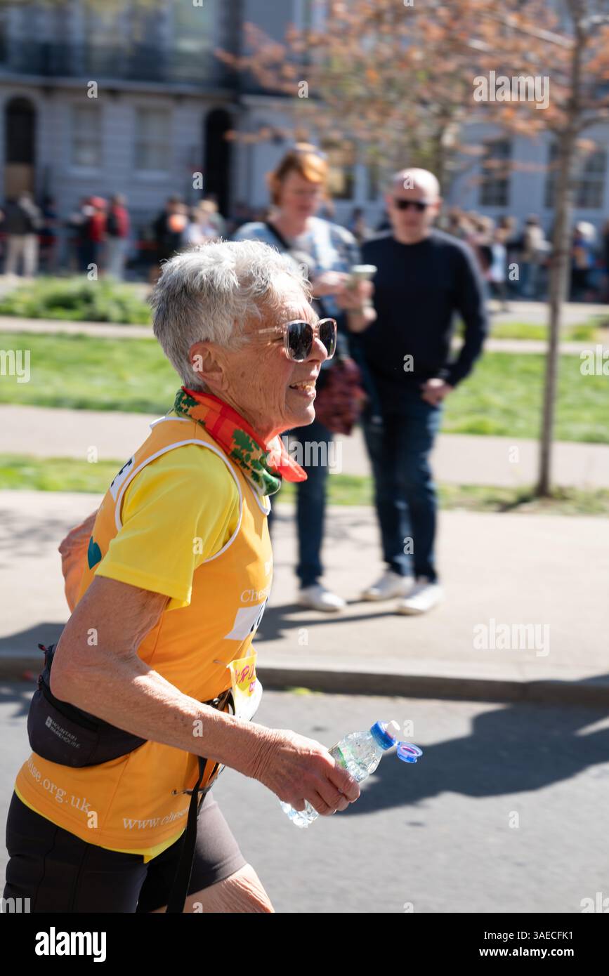 Die Straßen von Brighton, England, Großbritannien, laden zum Marathon 2025 an einem sonnigen Tag ein. Stockfoto
