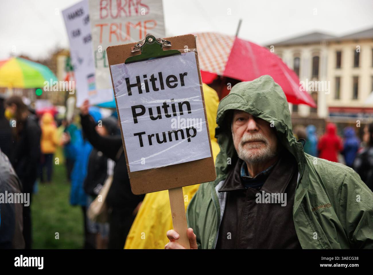 Ein Demonstrant hält während der Kundgebung ein Plakat mit der Aufschrift „Hitler, Putin, Trump“. Hunderte Demonstranten nehmen an einer „Hands Off“-Kundgebung Teil, um gegen US-Präsident Donald Trump im Monroe County Courthouse zu demonstrieren. Proteste gegen die Politik der Trump-Administration und Elon Musks Department of Government Efficiency (DOGE) finden landesweit statt, was Organisatoren als National Day of Action bezeichnen. Der Demonstrant sagte, das Schild sei von Zelenskyys angeblicher Bemerkung inspiriert worden, als er im Weißen Haus von J.D. Vance verkleidet wurde. Stockfoto