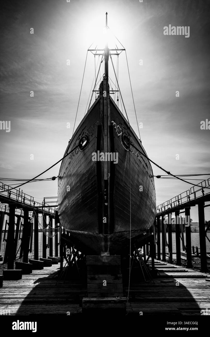 Der Holzschoner Theresa E Connor wurde zur Inspektion und Wartung auf der Schiffseisenbahn in Lunenburg, Nova Scotia, Kanada, aus dem Wasser gezogen. Stockfoto