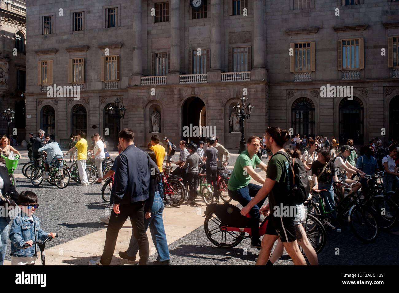 Touristische Radtouren bedecken den Sant Jaume Platz im gotischen Viertel Barcelonas, einem der Viertel, das am stärksten vom Massentourismus in der Stadt betroffen ist. Barcelona für Stockfoto