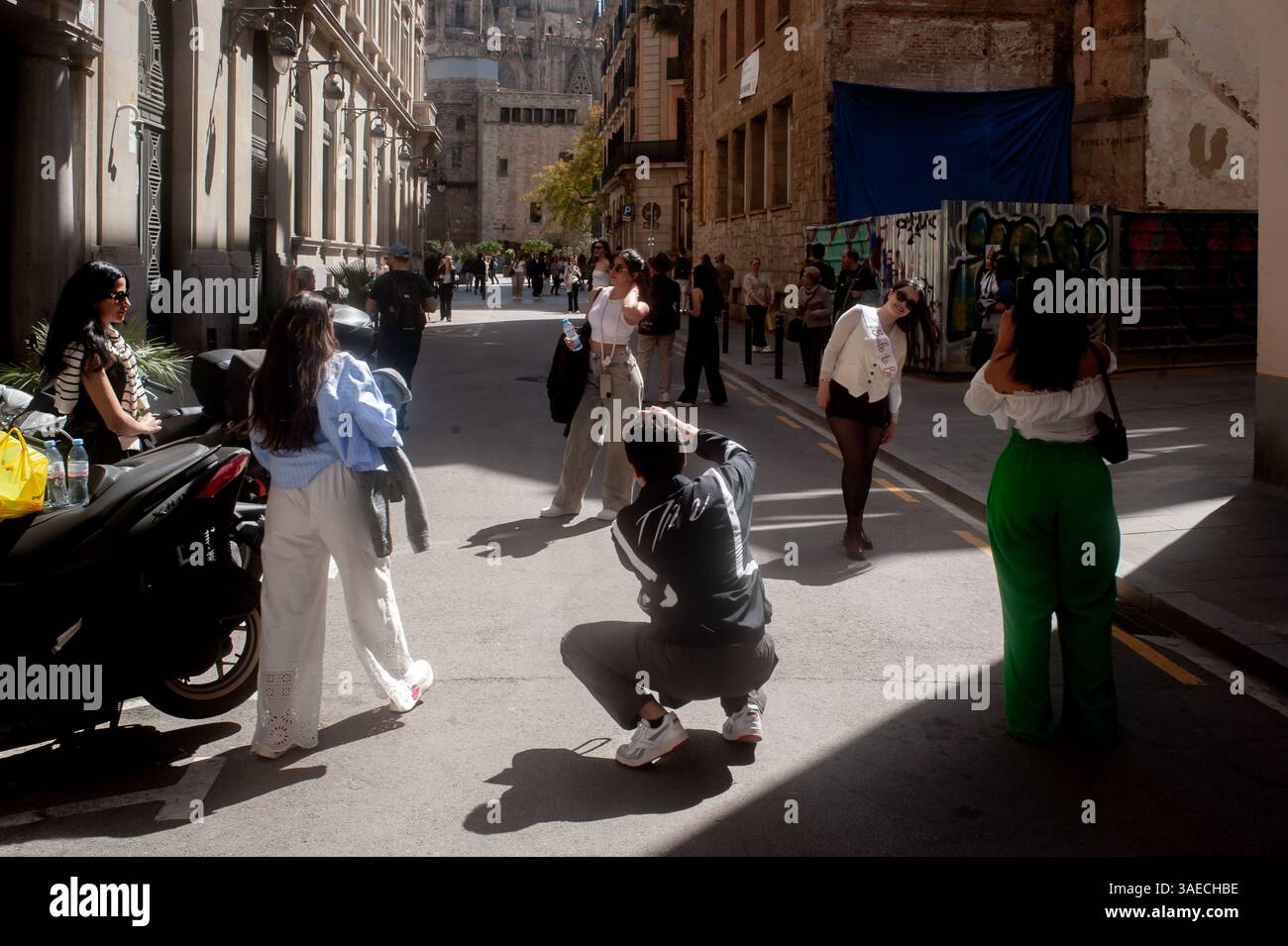 Die Menschen porträtieren vor der Kathedrale von Barcelona aus einer Perspektive, die soziale Netzwerke populär und modisch gemacht haben. Stockfoto