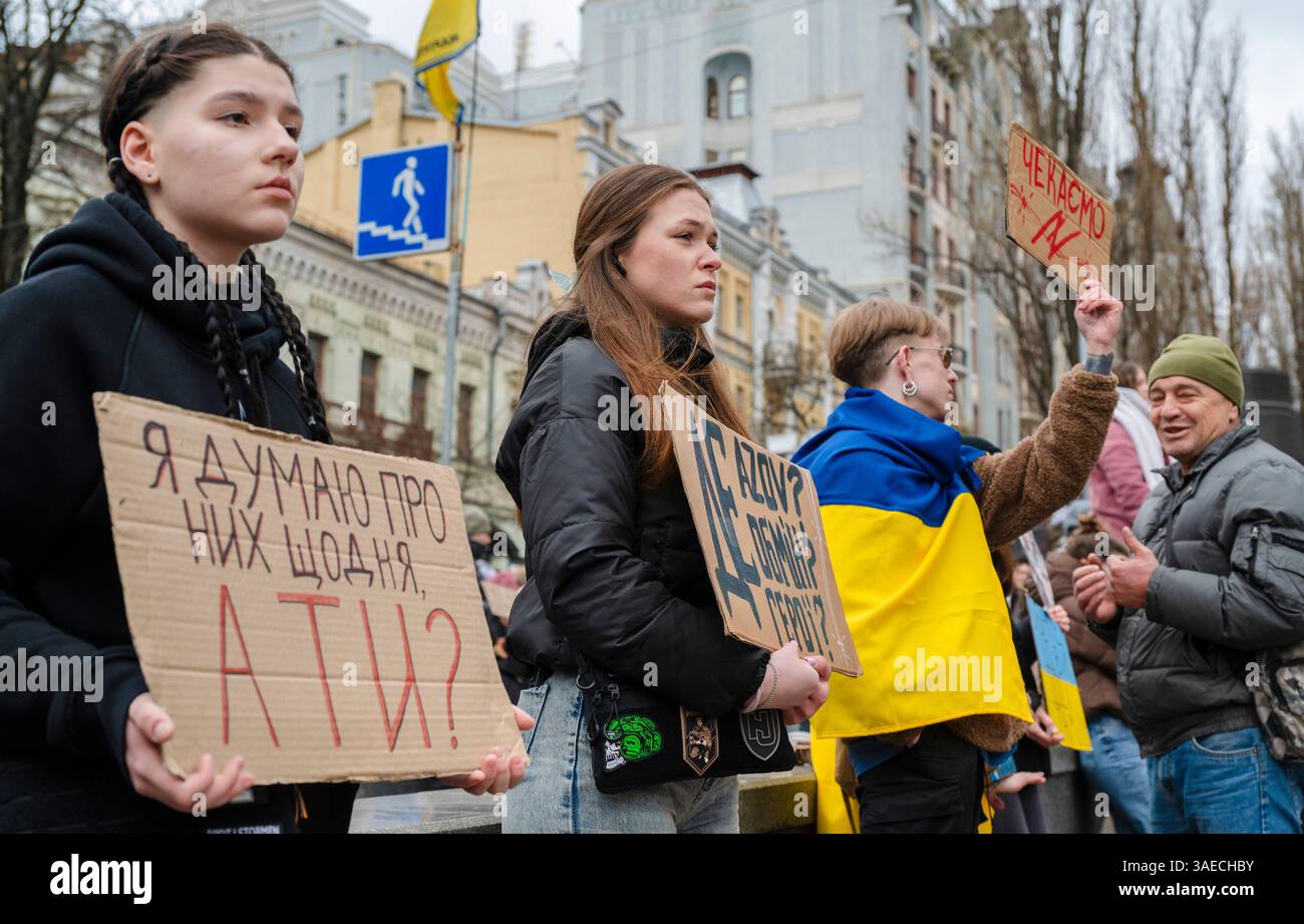 Kiew Ukraine - 6. April 2025: Demonstranten halten Banner bei einer Kundgebung, die die Freilassung von Asow-Verteidigern fordert. Die Bürger zeigen Solidarität mit den ukrainischen Kriegsgefangenen in der Hauptstadt. Stockfoto