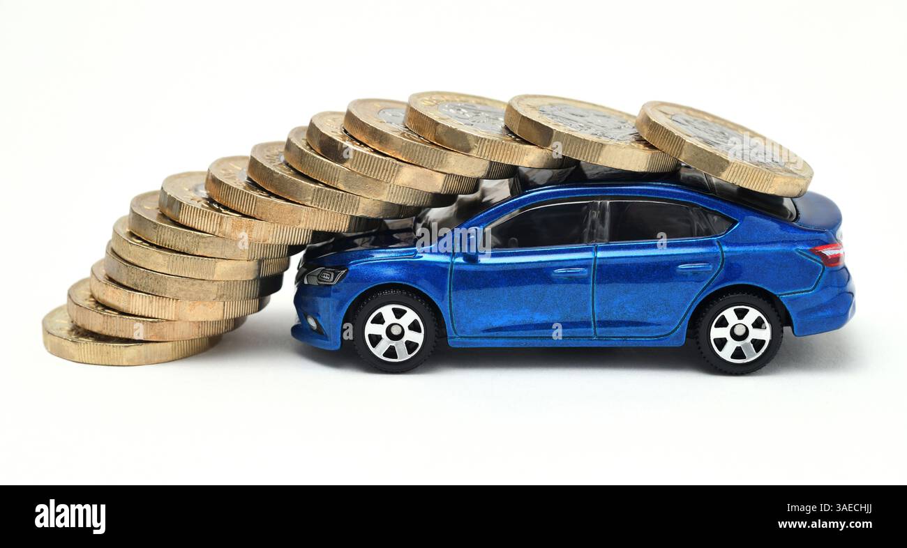 MODELLAUTO MIT EINEM PFUND MÜNZEN RE ZÖLLE STEUER HANDEL KRAFTFAHRER IMPORTE EXPORTE USW. GROSSBRITANNIEN Stockfoto