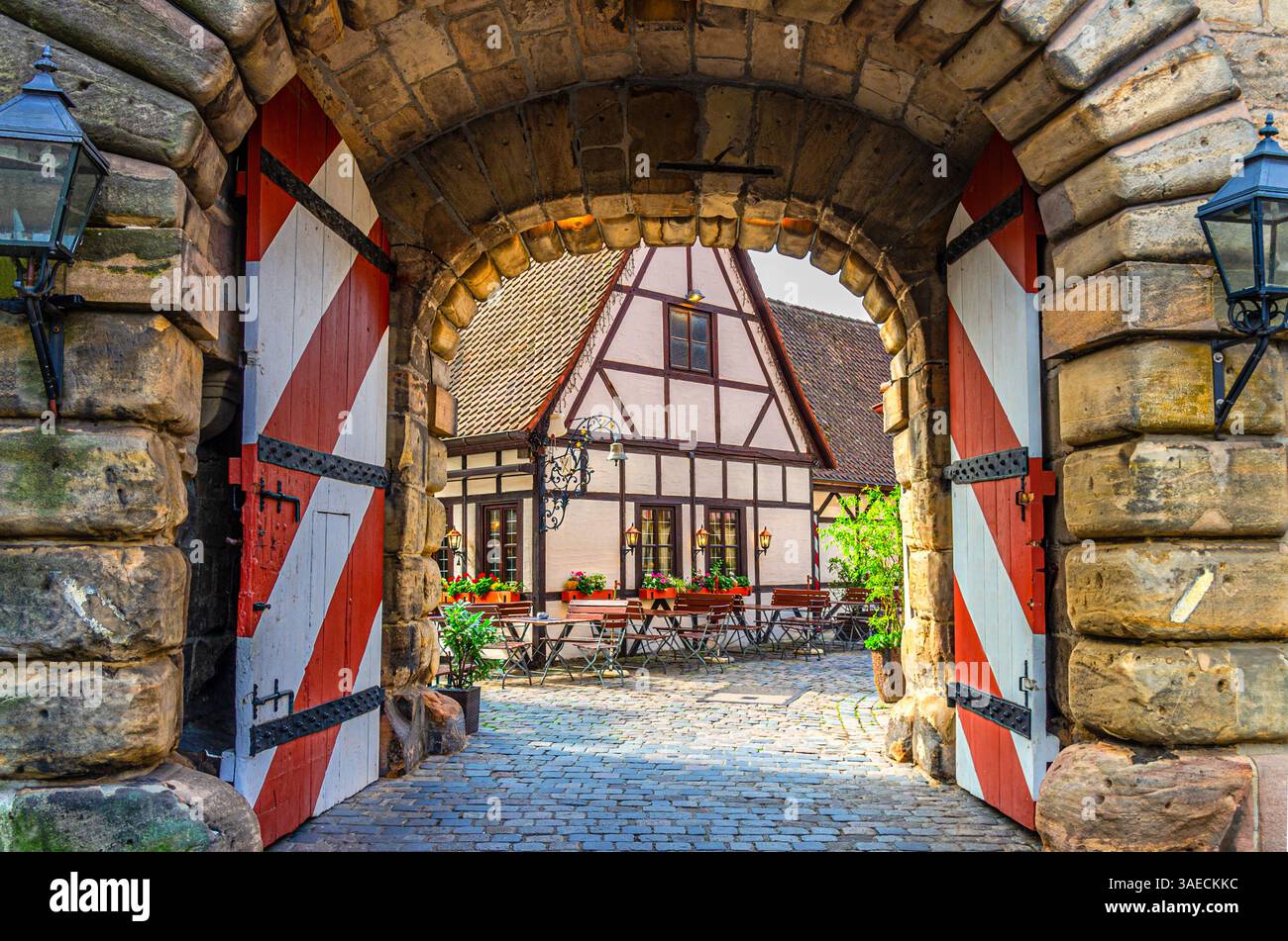 Altstadt Nürnberg Altstadt Altstadt, Eingangstor mit massiven Türen des Handwerkerhofes mittelalterliches Dorf Handwerkerhof Nürnberg mit trad Stockfoto