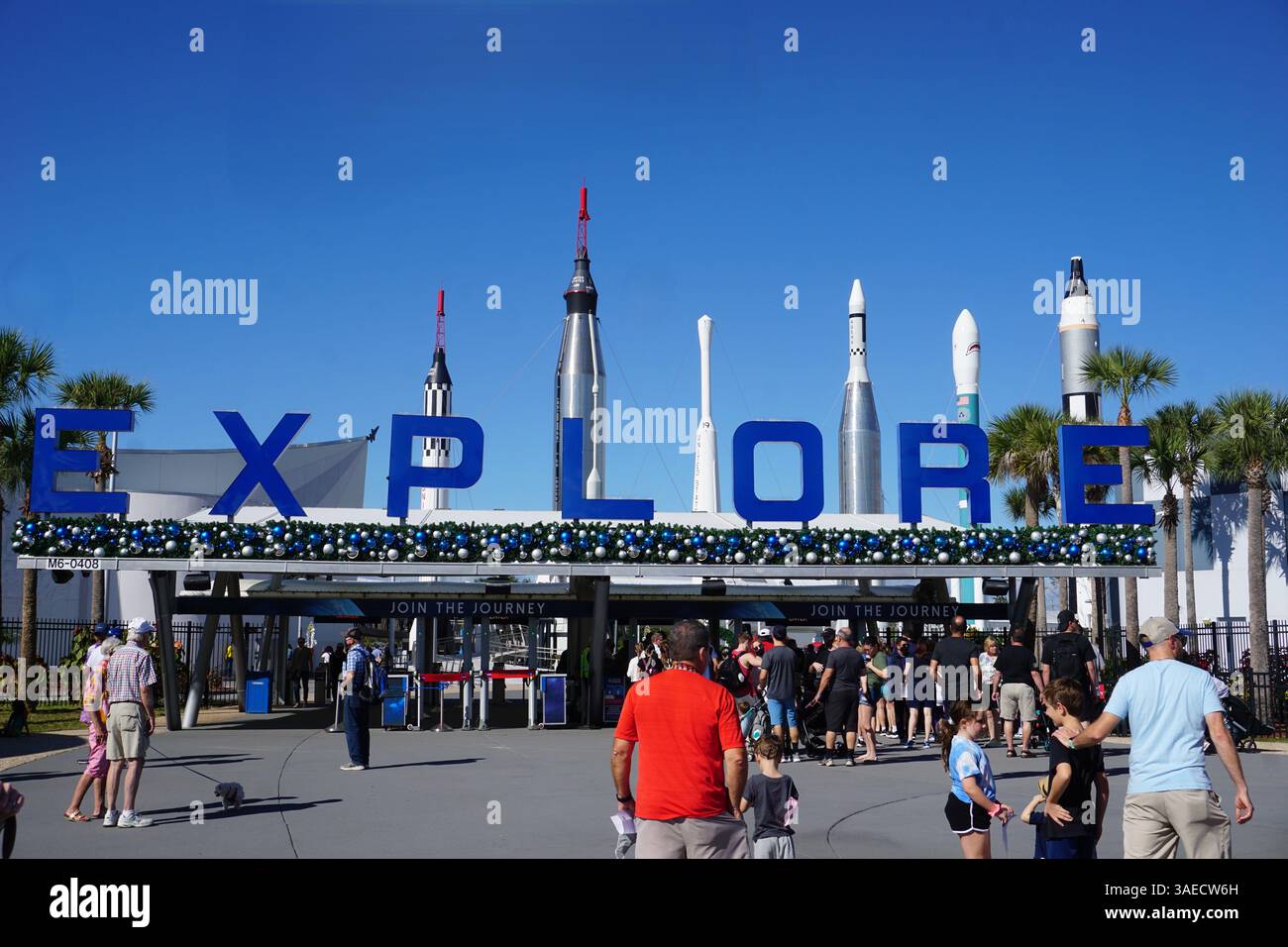 „Explore“ liest das Schild am Eingangstor des Kennedy Space Center, Cape Canaveral, Florida, mit dem berühmten Raketengarten im Hintergrund. Stockfoto „Explore“ liest das Schild am Eingangstor des Kennedy Space Center, Cape Canaveral, Florida, mit dem berühmten Raketengarten im Hintergrund. Stockfoto