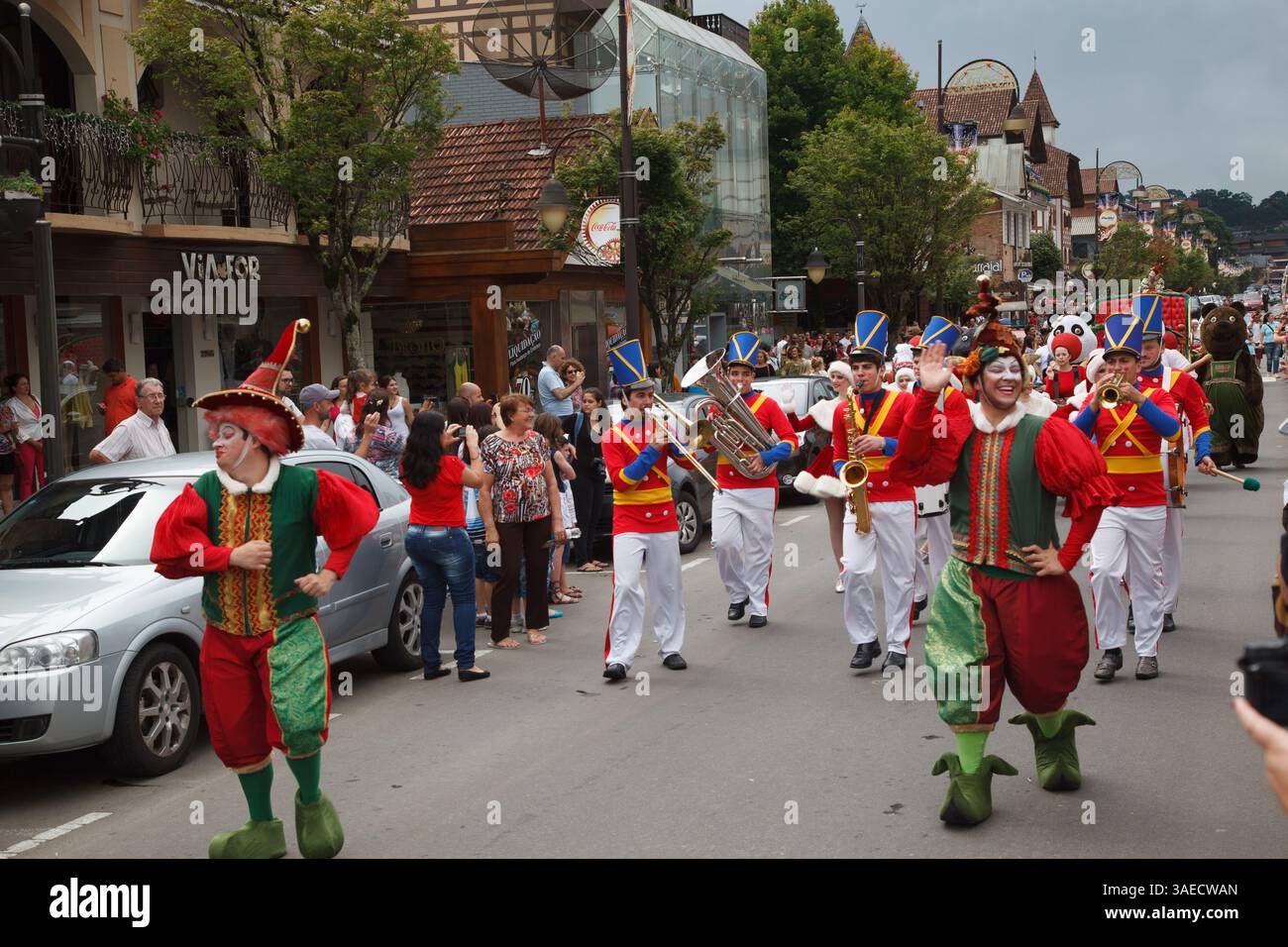 Die Weihnachtsparade, Elfen, Blechbläser und Schlagzeug-Band, die die Menge aufmuntert, Gramado, Serra Gaucha, Rio Grande do Sul, Brasilien Stockfoto