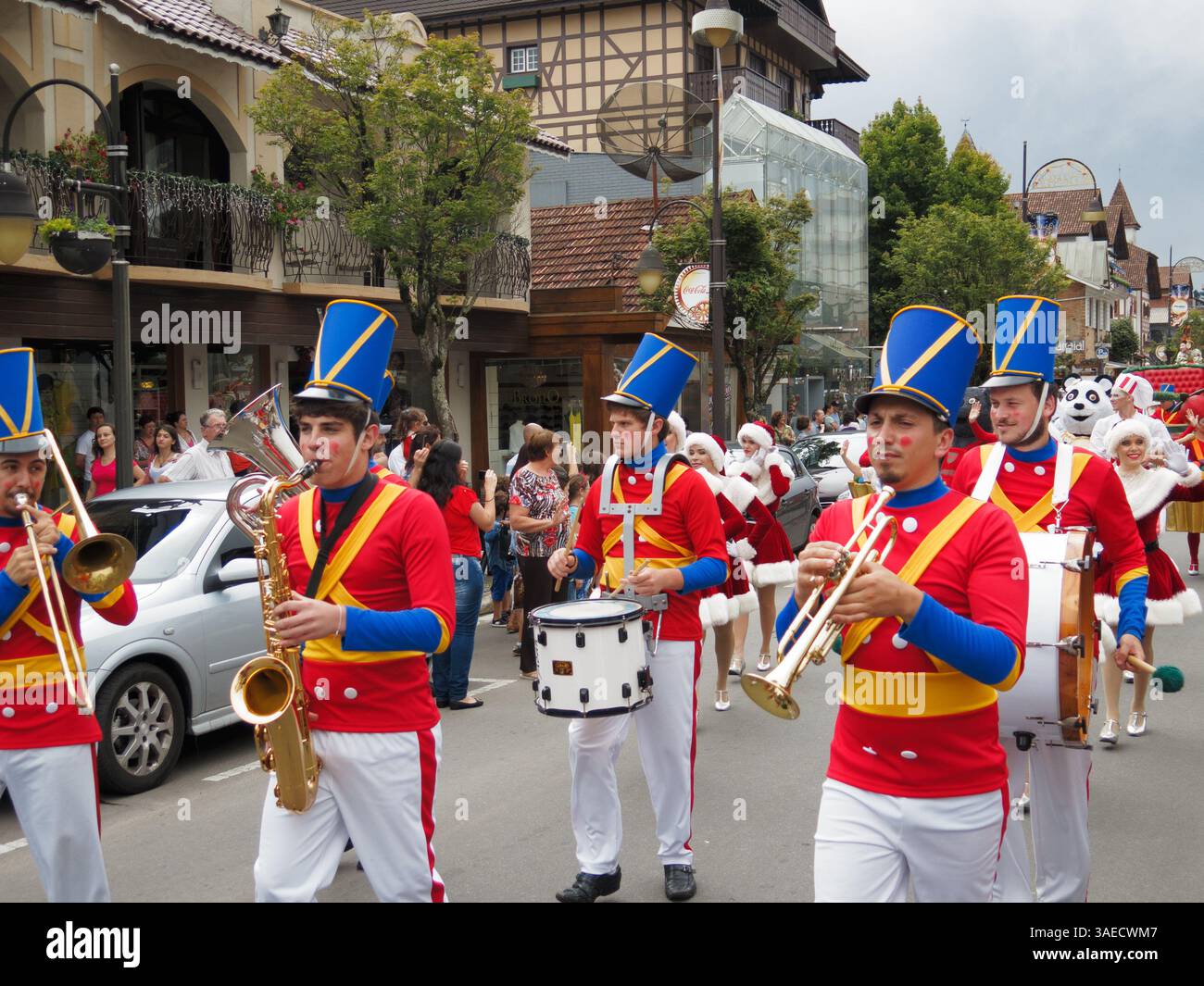 Die Weihnachtsparade, Blechbläser und Schlagzeug-Band, die die Menge aufmuntert, Gramado, Serra Gaucha, Rio Grande do Sul, Brasilien Stockfoto