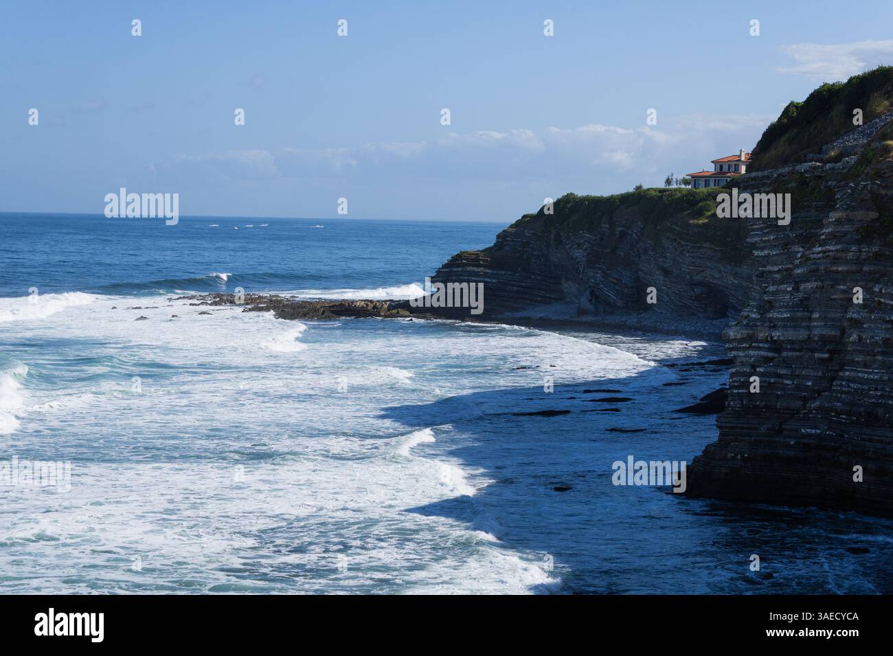 Wellen schlagen gegen die Klippen von Saint-Jean-de-Luz, Baskenküste, und erschaffen eine mächtige und majestätische Szene, während die Energie des Ozeans die Felsen trifft Stockfoto