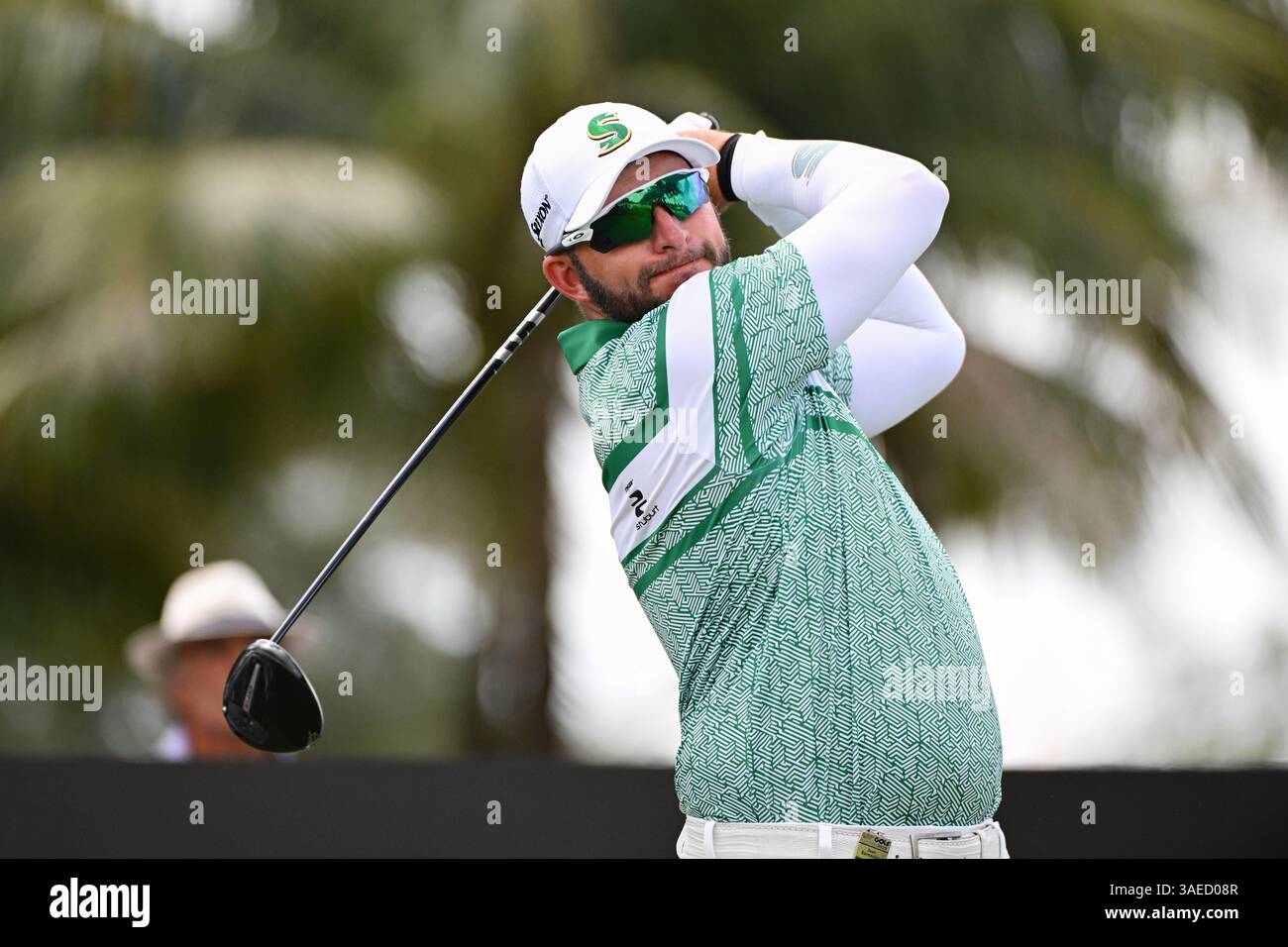 Doral, USA. April 2025. Dean Burmester von The Stinger GC schlägt am 6. April 2025 auf dem Trump National Golf Course 2025 in Doral, Florida, am letzten Tag des LIV Golf Invitational - Miami ab. (Foto: JC Ruiz/SIPA USA) Credit: SIPA USA/Alamy Live News Stockfoto