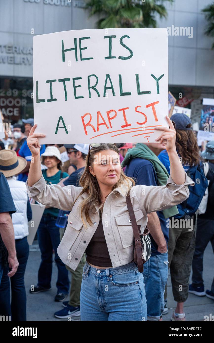 Anti-Trump-Protestler in Downtown Los Angeles am 5. April 2025. Das Schild mit der Aufschrift "Er ist buchstäblich ein Vergewaltiger". Stockfoto