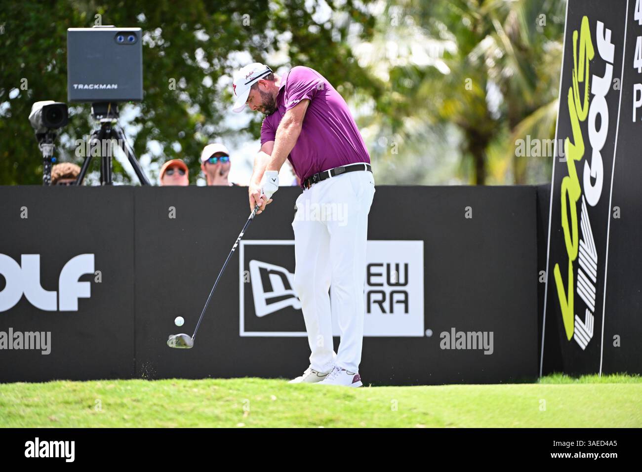 Doral, USA. April 2025. Marc Leishman von The Ripper GC schlägt am letzten Tag des LIV Golf Invitational - Miami 2025 auf dem Trump National Golf Course am 6. April 2025 in Doral, Florida ab. (Foto: JC Ruiz/SIPA USA) Credit: SIPA USA/Alamy Live News Stockfoto