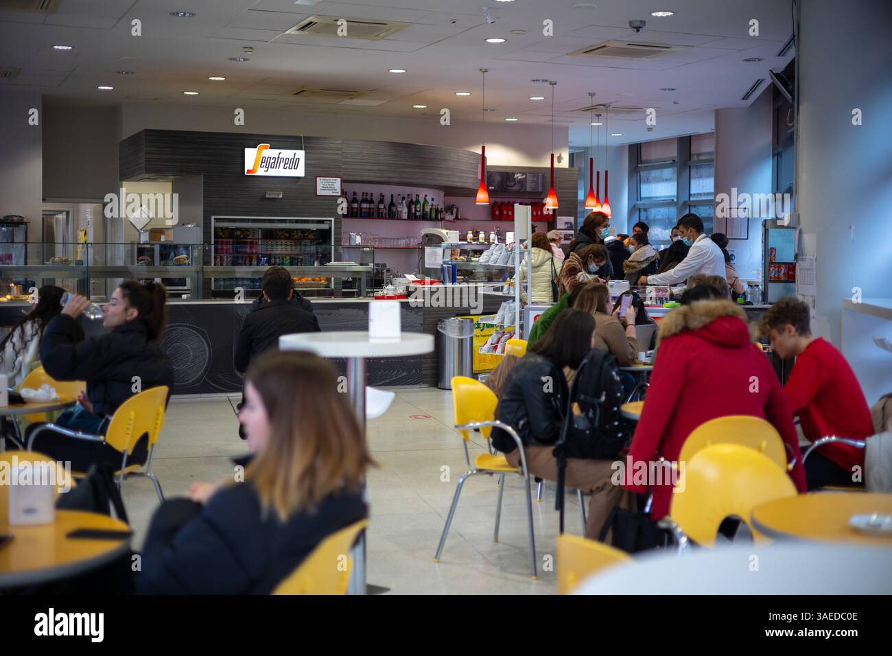 Turin, Italien - 08. November 2021: Studenten im Café Segafredo an der Universität Turin - Campus Luigi Einaudi Stockfoto