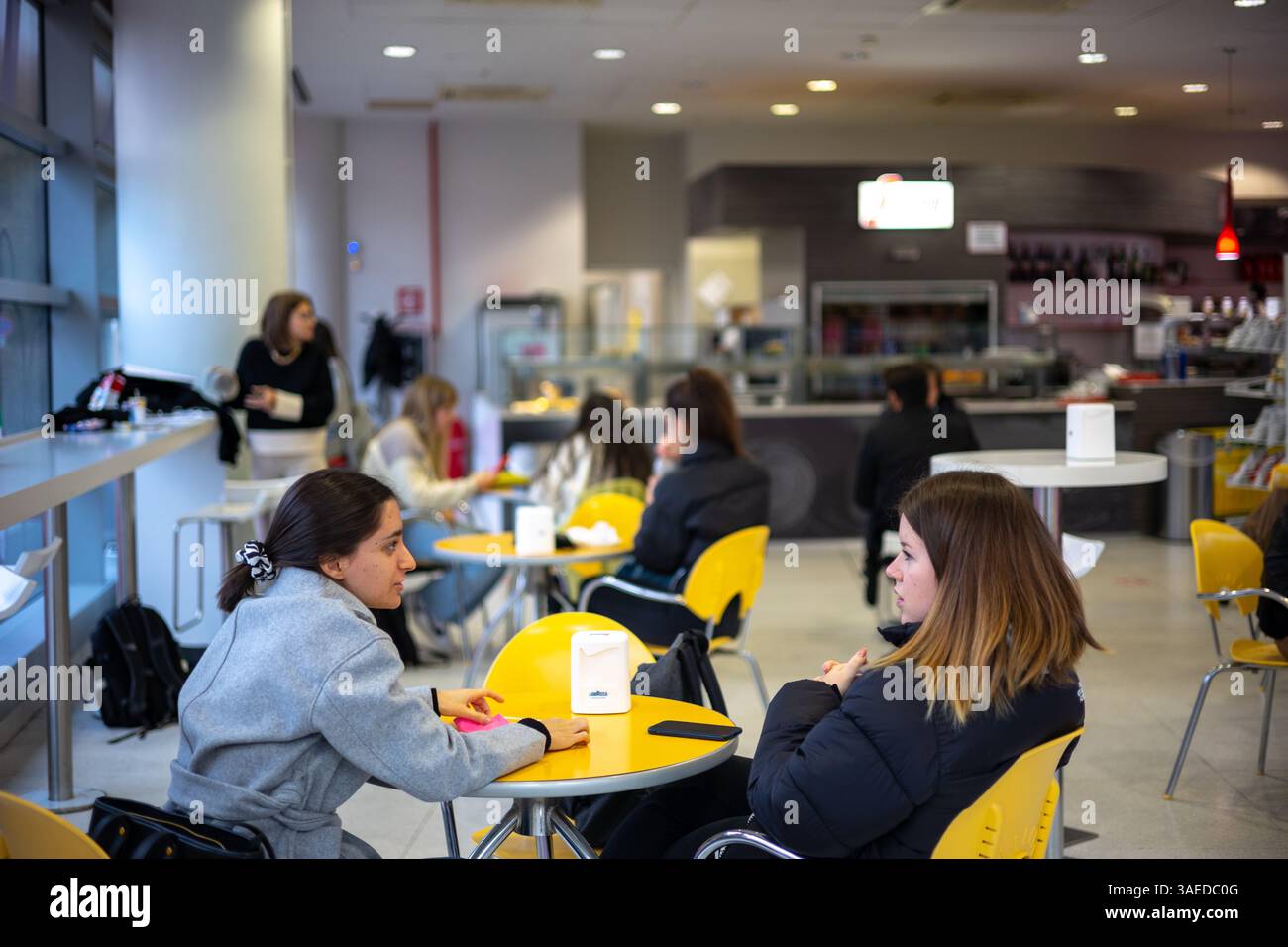 Turin, Italien - 08. November 2021: Studenten im Café Segafredo an der Universität Turin - Campus Luigi Einaudi Stockfoto