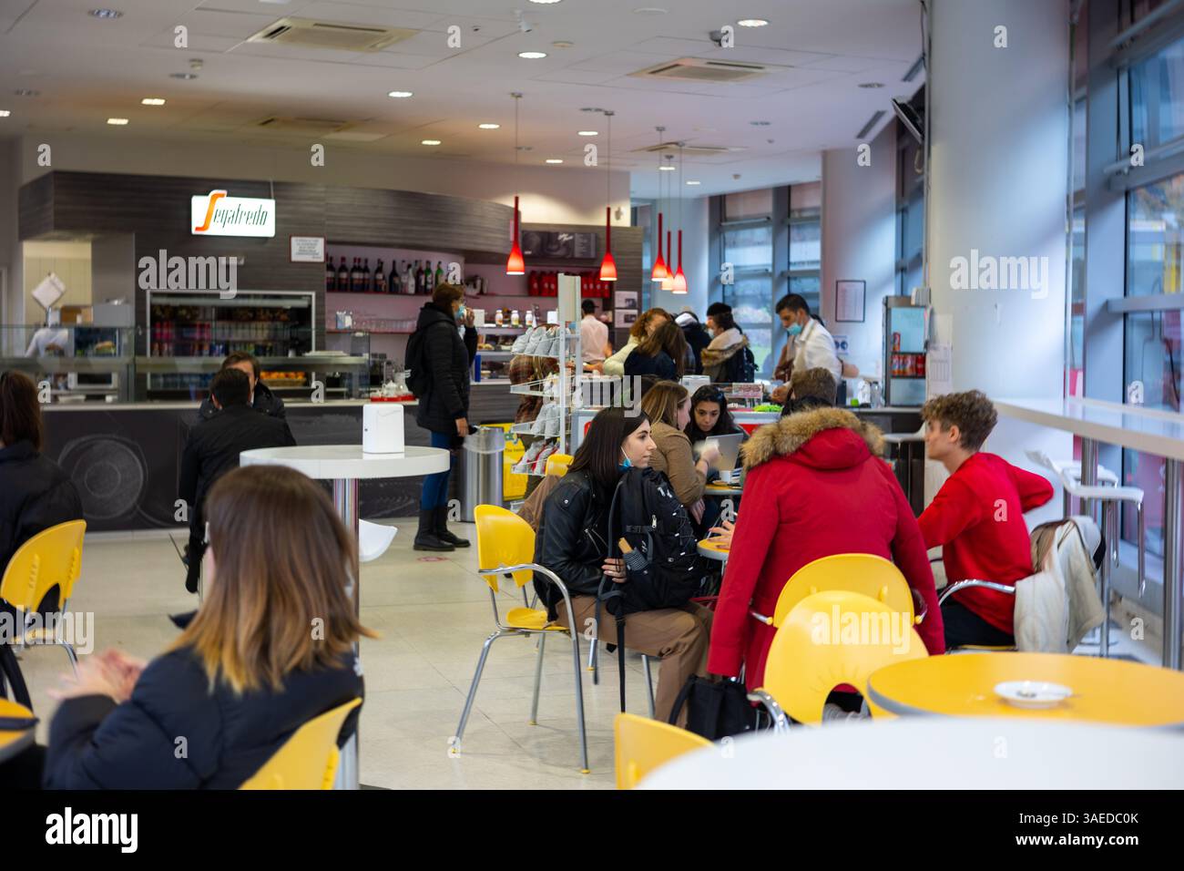 Turin, Italien - 08. November 2021: Studenten im Café Segafredo an der Universität Turin - Campus Luigi Einaudi Stockfoto