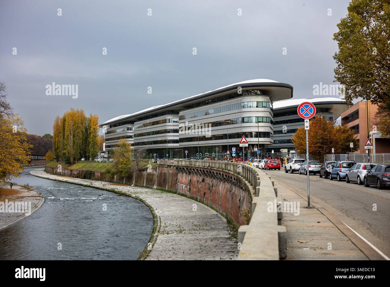 Turin, Italien - 08. November 2021: Moderne geschwungene Gebäude mit großen Fenstern, Teil der Universität Turin - Campus Luigi Einaudi am Ufer des Dor Stockfoto