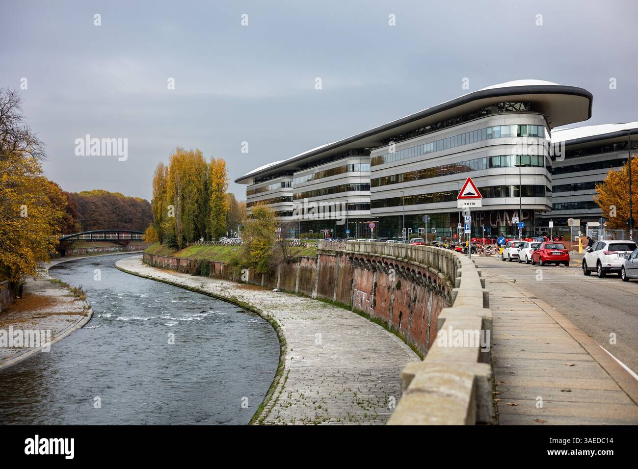 Turin, Italien - 08. November 2021: Moderne geschwungene Gebäude mit großen Fenstern, Teil der Universität Turin - Campus Luigi Einaudi am Ufer des Dor Stockfoto