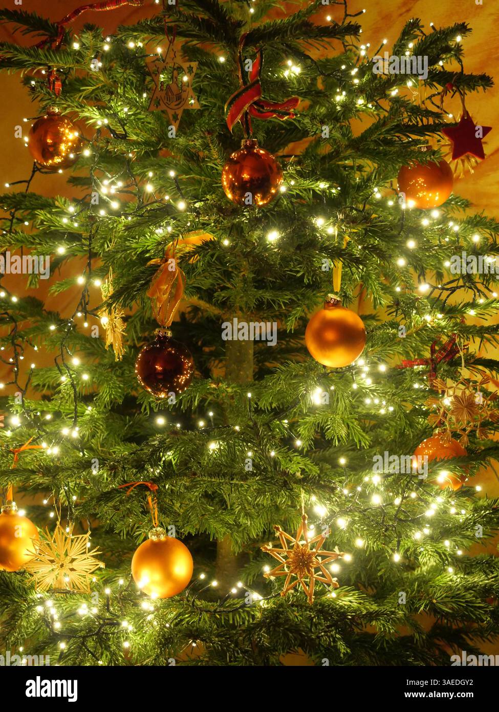Ein weihnachtlich geschmückter, beleuchteter Weihnachtsbaum. Perfekt als inspirierende Kulisse für Urlaubsmotive und festliche Themen. Stockfoto
