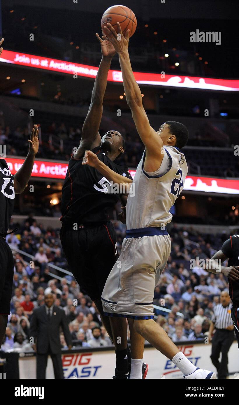 9. Januar 2012: Washington, DC, USA - Cincinnati Stürmer Justin Jackson (5) verteidigt einen Schuss von Georgetown Stürmer Otto Porter (22) während der zweiten Halbzeit im Verizon Center. Cincinnati besiegte Georgetown, 68:64. (Kreditbild: © Chuck Myers/MCT/MCT/ZUMAPRESS.com) Stockfoto