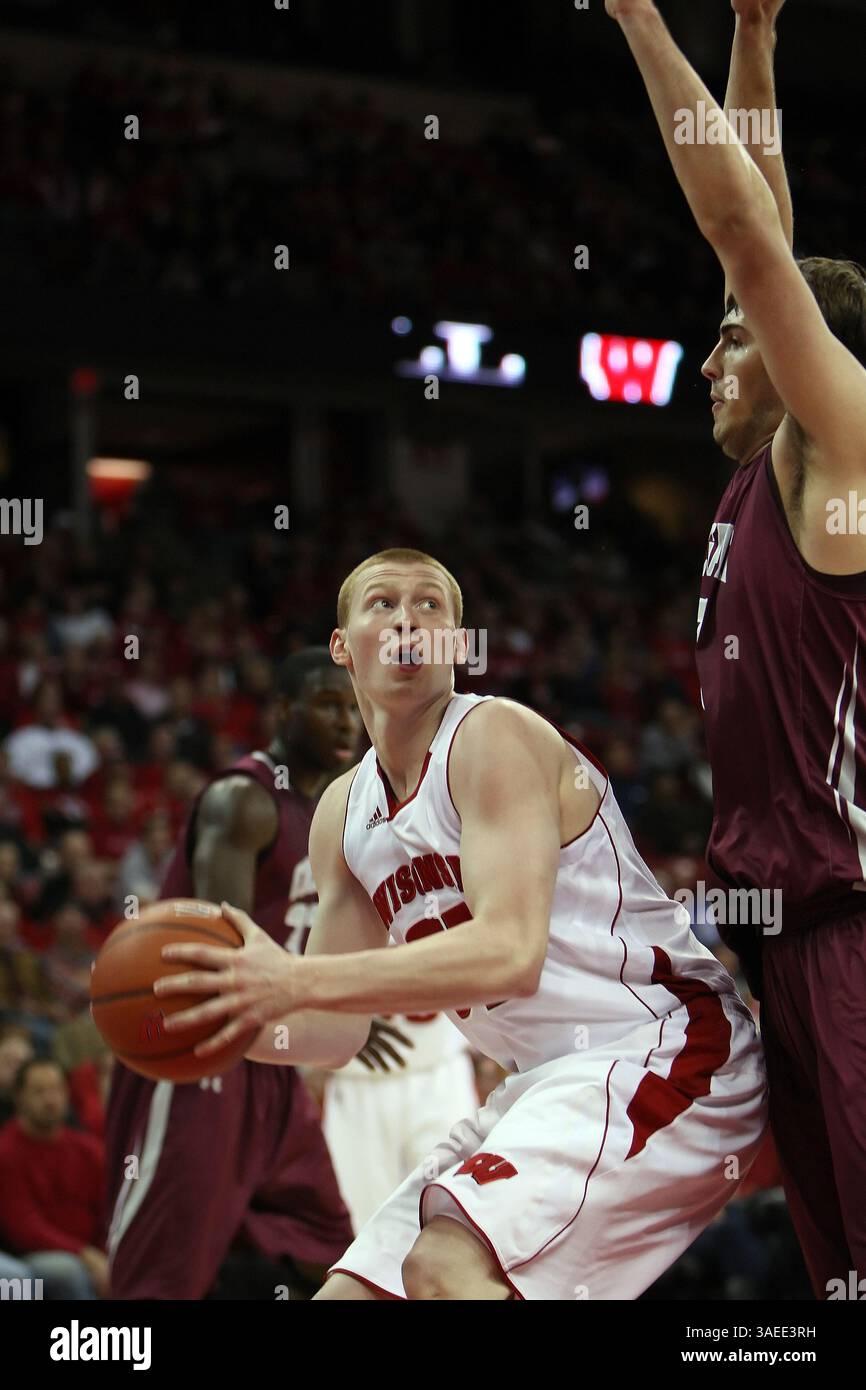 November 2011: Madison, Wisconsin, USA S - Mike Bruesewitz #31 aus Wisconsin trifft, während er von einem Colgate-Spieler verteidigt wird. Die Wisconsin Badgers besiegten die Colgate Raiders 68-41 im Kohl Center in Madison, Wisconsin. (Bild: © John Fisher/Southcreek/ZUMAPRESS.com) Stockfoto
