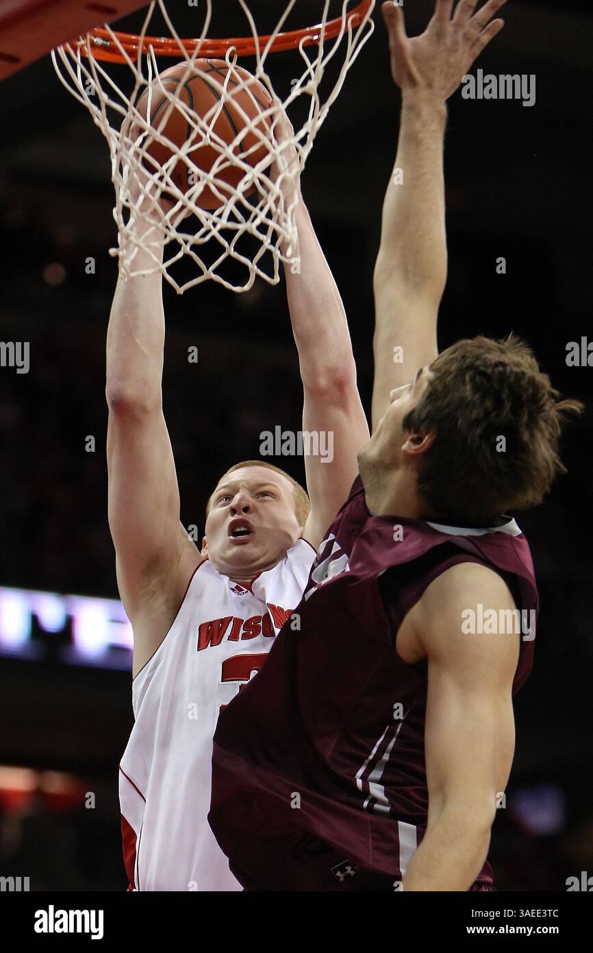 November 2011: Madison, Wisconsin, USA S - Wisconsin Stürmer MIKE BRUESEWITZ #31 macht in der ersten Halbzeit einen Schuss. Zur Halbzeit führten die Wisconsin Badgers die Colgate Raiders 42-20 im Kohl Center an. (Bild: © John Fisher/Southcreek/ZUMAPRESS.com) Stockfoto