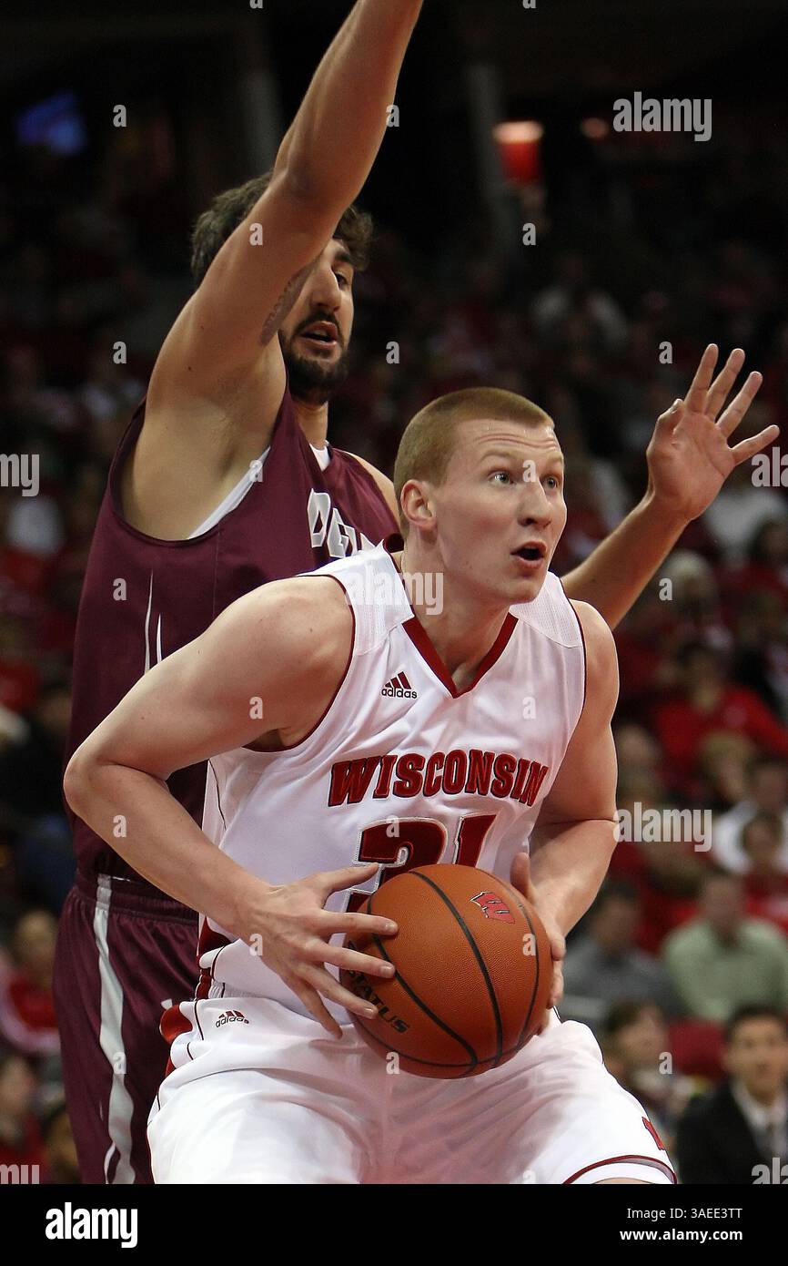November 2011: Madison, Wisconsin, USA S - Mike Bruesewitz #31 aus Wisconsin trifft in der ersten Halbzeit früh. Die Wisconsin Badgers besiegten die Colgate Raiders 68-41 im Kohl Center in Madison, Wisconsin. (Bild: © John Fisher/Southcreek/ZUMAPRESS.com) Stockfoto