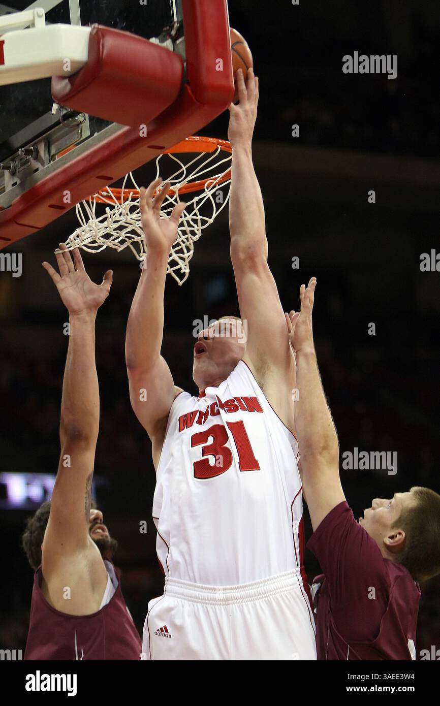 November 2011: Madison, Wisconsin, USA S - Wisconsin-Stürmer Mike Bruesewitz #31 erzielt zwischen zwei Colgate-Verteidigern. Die Wisconsin Badgers besiegten die Colgate Raiders 68-41 im Kohl Center in Madison, Wisconsin. (Bild: © John Fisher/Southcreek/ZUMAPRESS.com) Stockfoto