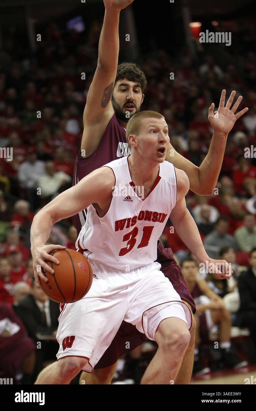 November 2011: Madison, Wisconsin, USA S - Wisconsin Stürmer Mike Bruesewitz #31 trifft unter dem Korb. Die Wisconsin Badgers besiegten die Colgate Raiders 68-41 im Kohl Center in Madison, Wisconsin. (Bild: © John Fisher/Southcreek/ZUMAPRESS.com) Stockfoto