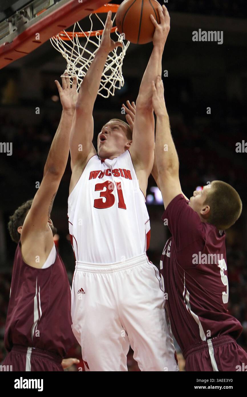 November 2011: Madison, Wisconsin, USA S - Wisconsin-Stürmer Mike Bruesewitz #31 trifft gegen zwei Colgate-Verteidiger. Die Wisconsin Badgers besiegten die Colgate Raiders 68-41 im Kohl Center in Madison, Wisconsin. (Bild: © John Fisher/Southcreek/ZUMAPRESS.com) Stockfoto