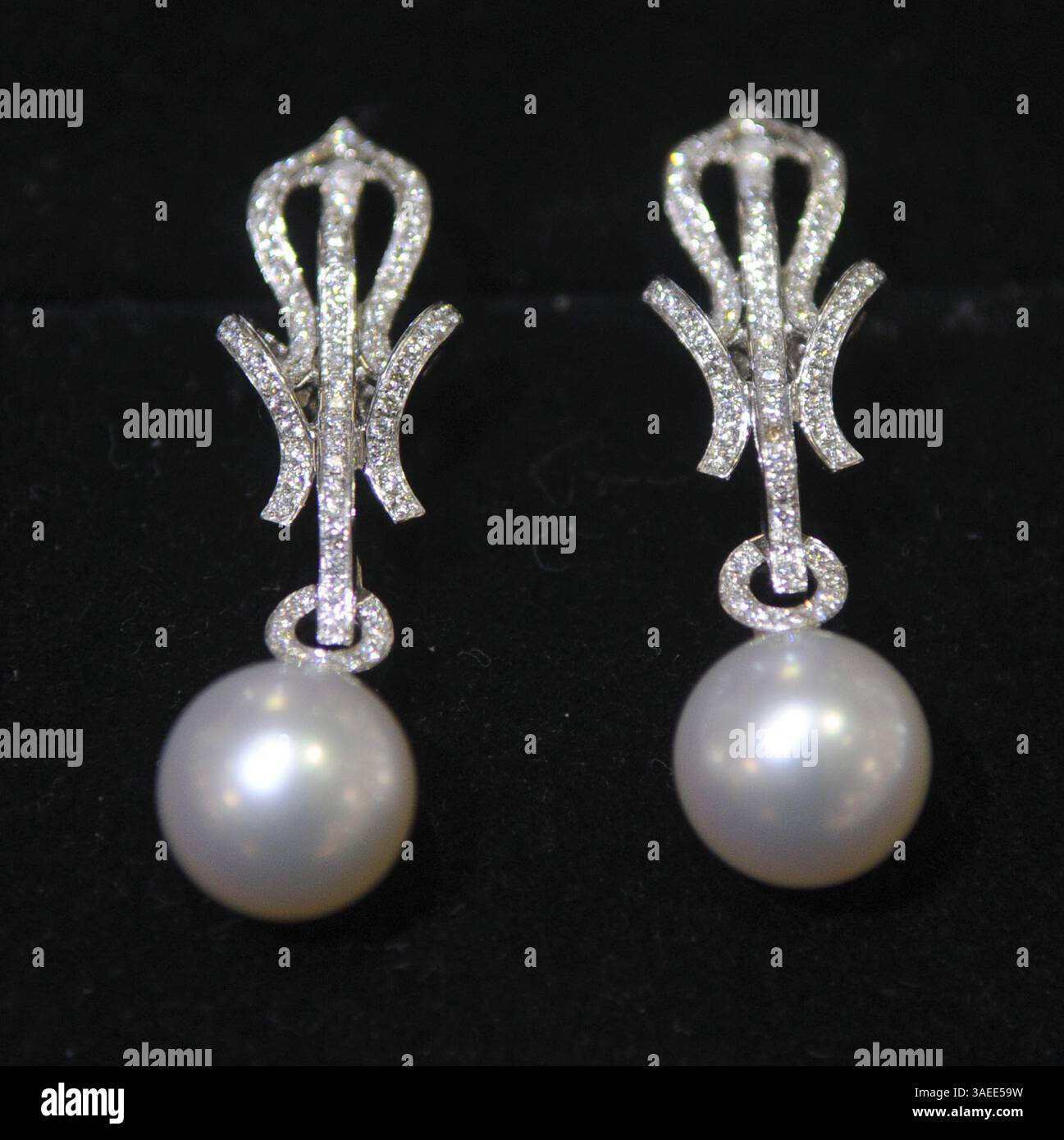 17. November 2011 - Albuquerque, NM, USA - Greg SORBER -- Ein Mikimoto Südsee-Perlenohrring mit Diamanten, verkauft für $6600,00 bei Shelton Jewelers in 7001 Montgomery NE. (Bild: © Greg SORBER/Albuquerque Journal/ZUMAPRESS.com) Stockfoto