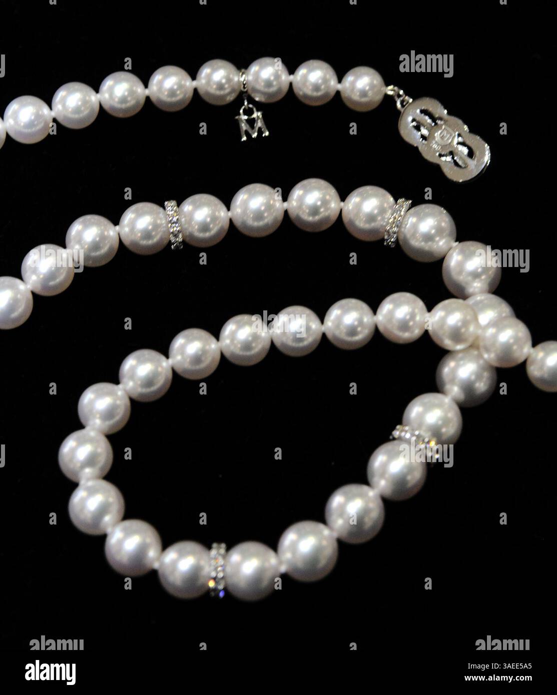 17. November 2011 - Albuquerque, NM, USA - Greg SORBER -- Eine Mikimoto Akoy Kaltwasserperlenkette mit Diamantrondels verkauft für 5.500,00 US-Dollar bei Shelton Jewelers in 7001 Montgomery NE. (Bild: © Greg SORBER/Albuquerque Journal/ZUMAPRESS.com) Stockfoto