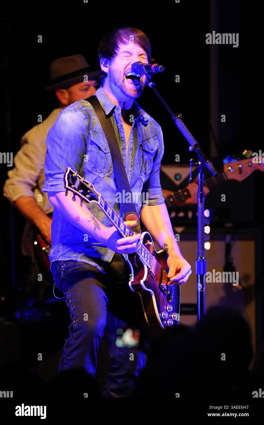 17. November 2011 – Wilmington, North Carolina; USA – der Musiker DAVID COOK spielt live, während seine Tour 2011 einen Halt im Brooklyn Arts Center in Wilmington macht. Copyright 2011 Jason Moore. (Bild: © Jason Moore/ZUMAPRESS.com) Stockfoto