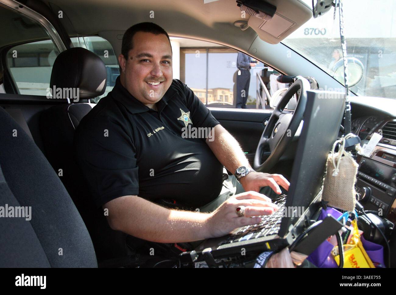 November 2011 - New Port Richey, FL - BRENDAN FITTERER | Times. PT 346688 FITT facebook 1 (11/17/2011 New Port Richey) mit einem Patrouillenwagen-Laptop wie diesem in seinem Kreuzer schickte CPL. Art Morrison II, ein Mitglied des Geiselverhandlungsteams des Pasco Sheriff's Office, eine Facebook-Anfrage an einen Mörder in einem Schuppen, um ein Gespräch zu initiieren. Es hat funktioniert. Nachdem sie seine Bitte angenommen hatten, begannen die beiden zu plaudern. Schließlich, nachdem der Mann eine Matratze in Brand gesetzt hatte, verließ er den Schuppen auf Morrisons Geheiß, sagten Beamte. Der Mann wurde sofort nach dem staatlichen Baker Act in Gewahrsam genommen. BRENDAN Stockfoto